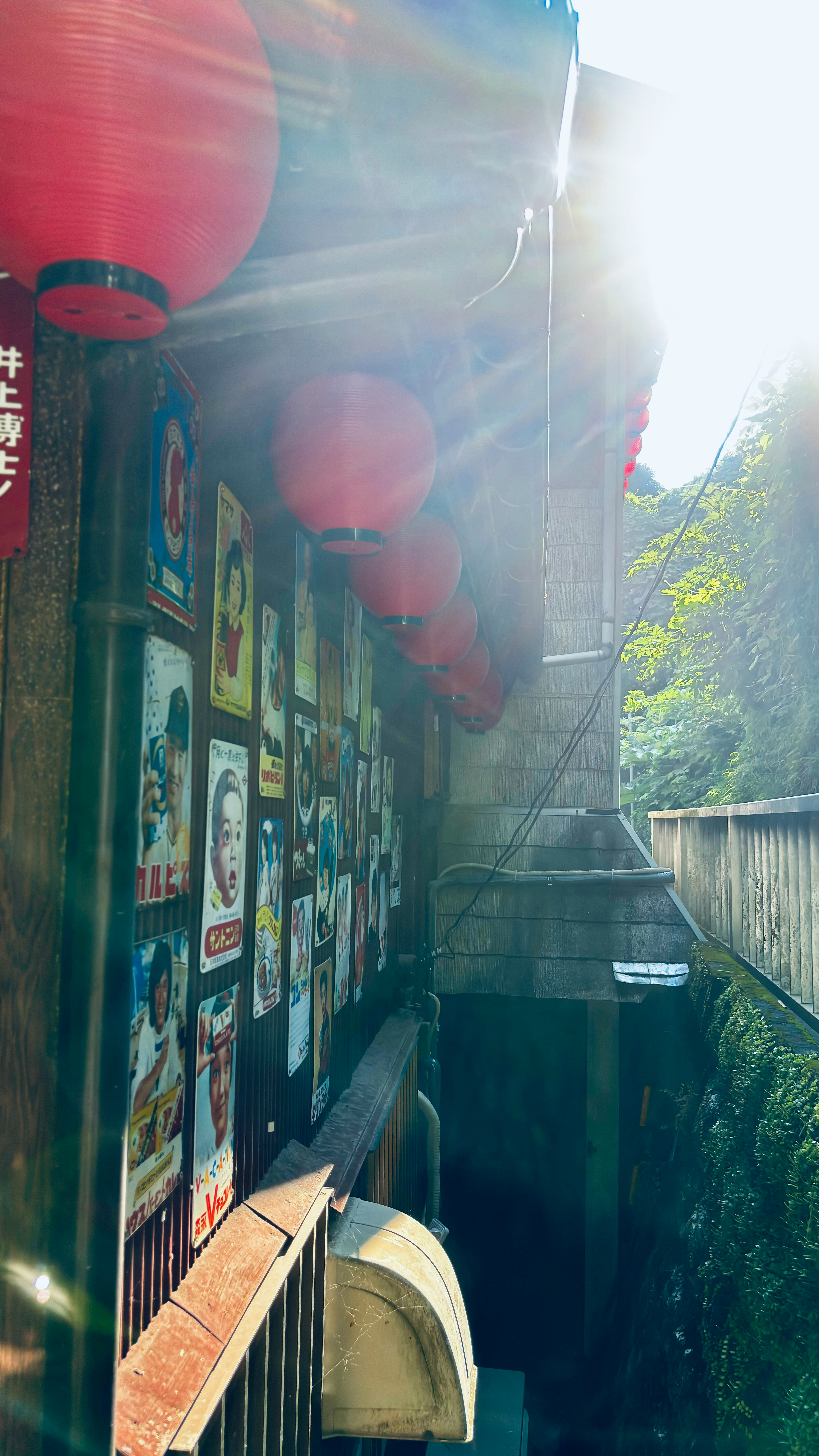 callejón de Kamakura con faroles colgantes y carteles en la pared