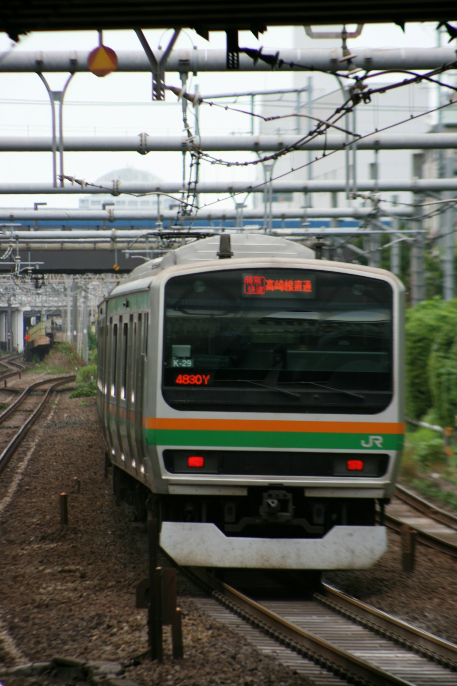 Japanischer Zug nähert sich den Gleisen