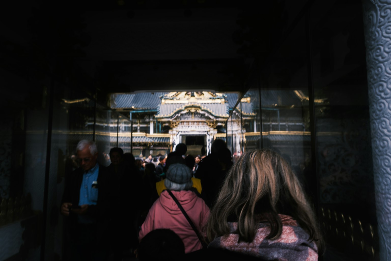Folla di persone riunite all'ingresso di un santuario