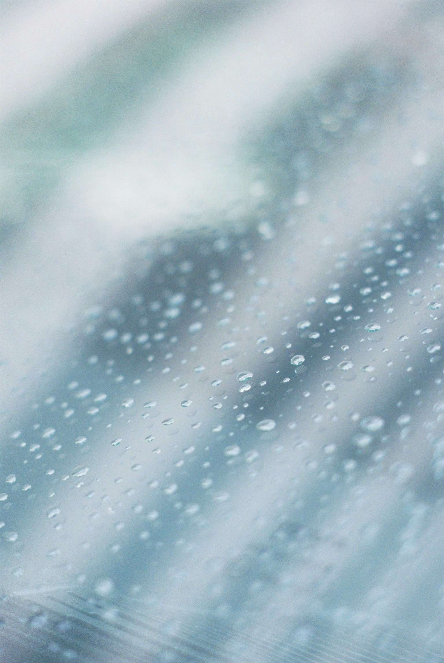 窓ガラスに付いた雨粒のクローズアップ