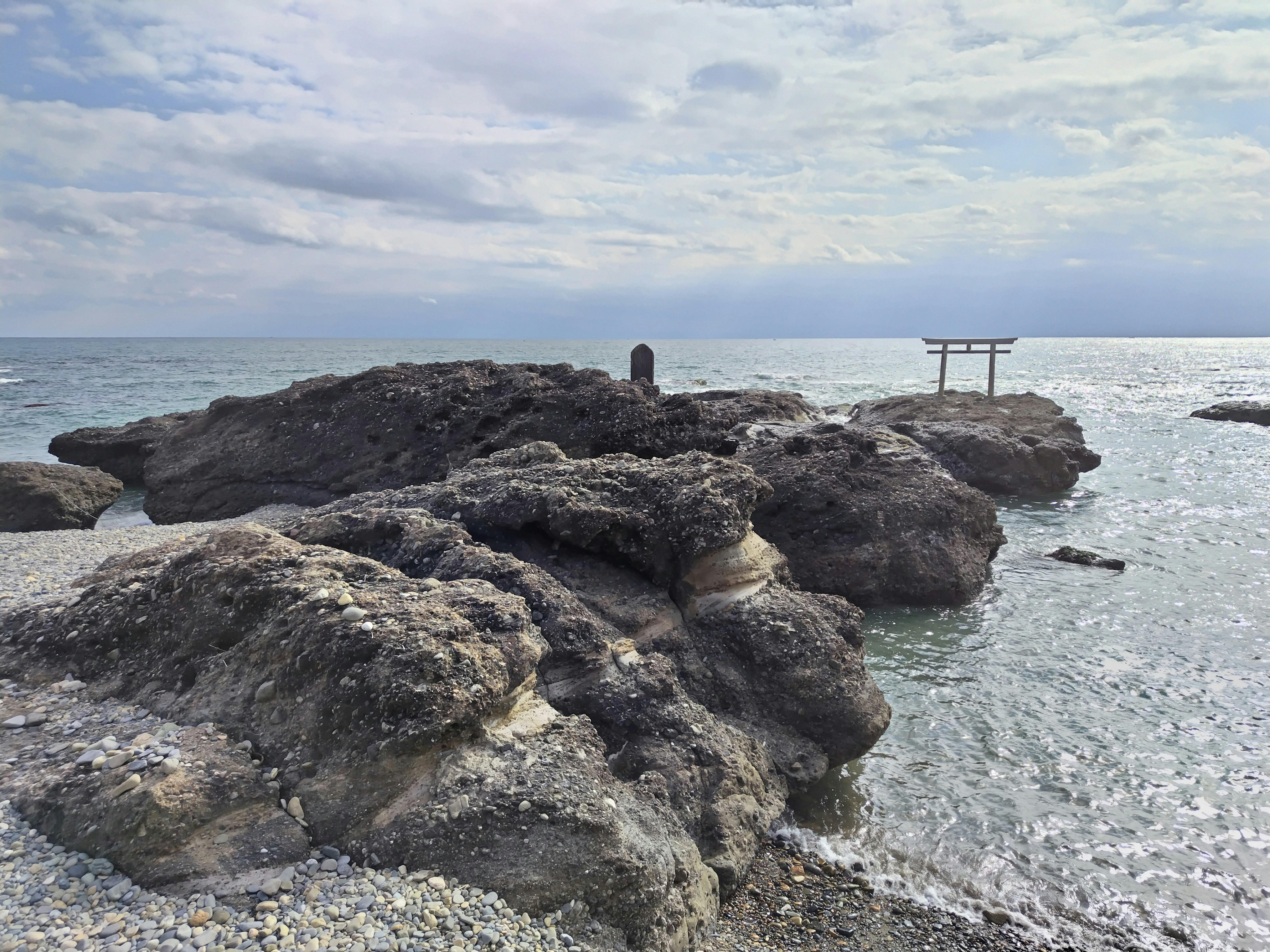 岩石海岸與鳥居，藍天與雲