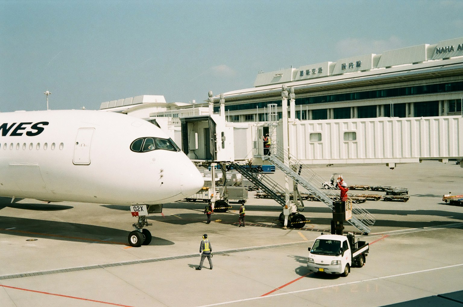 공항 탑승구에 있는 비행기와 직원