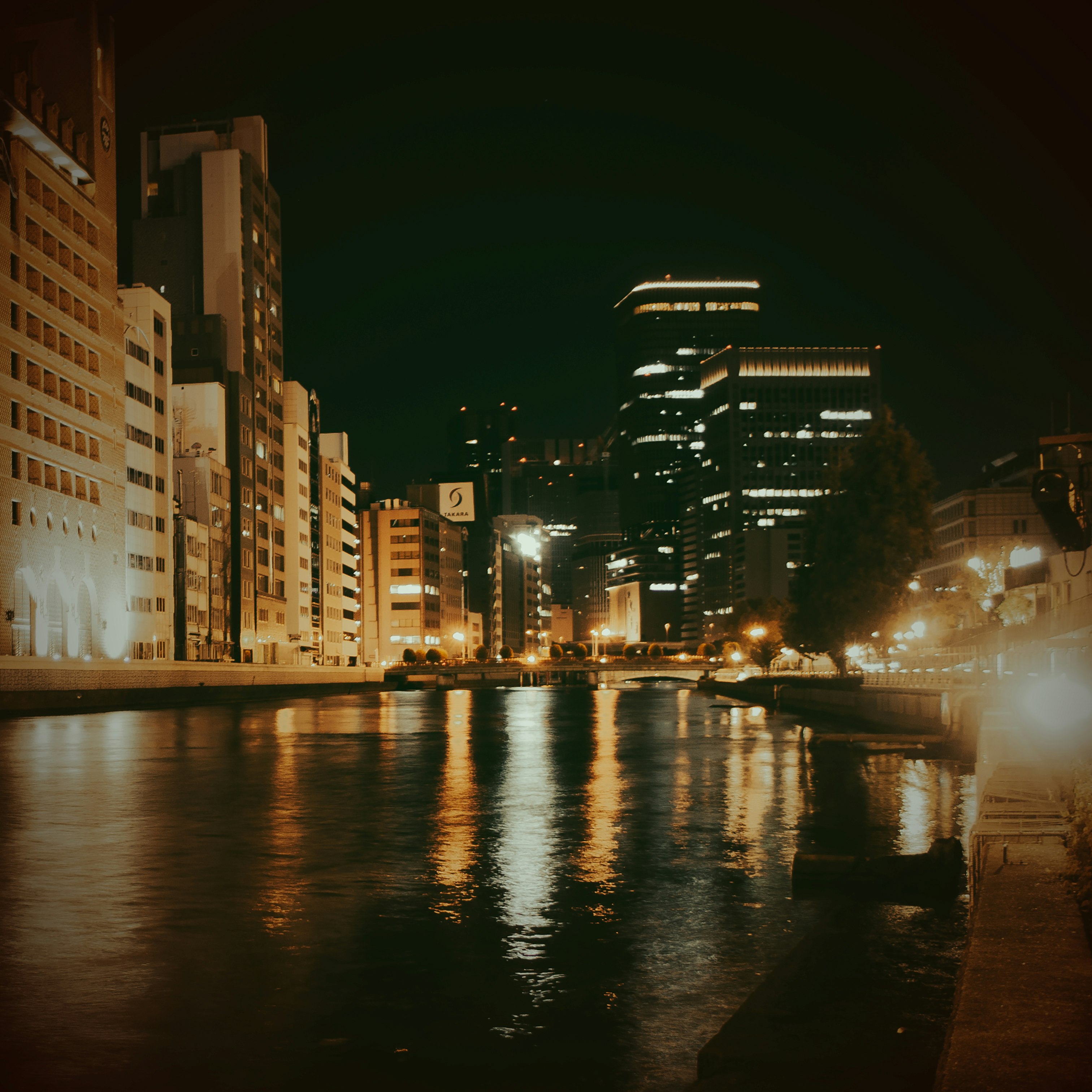 川沿いの夜景と高層ビルの灯り