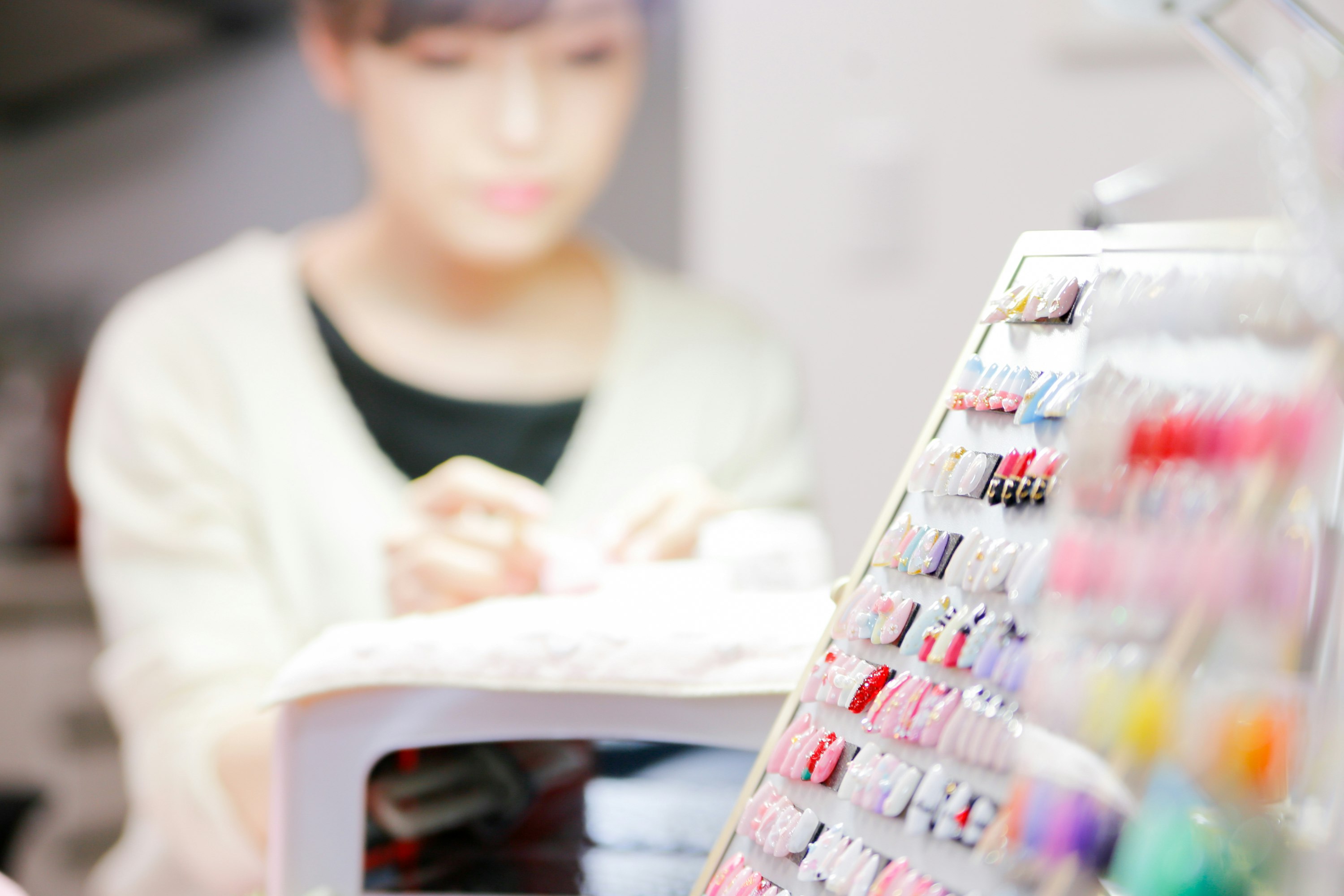 Nagelstudio-Arbeitsplatz mit ordentlich arrangierten Nagelprodukten