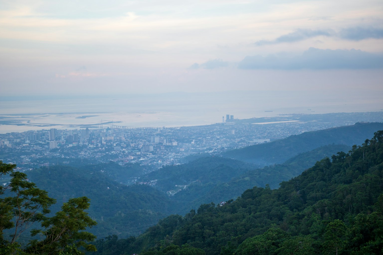 从山上俯瞰城市和海岸的全景