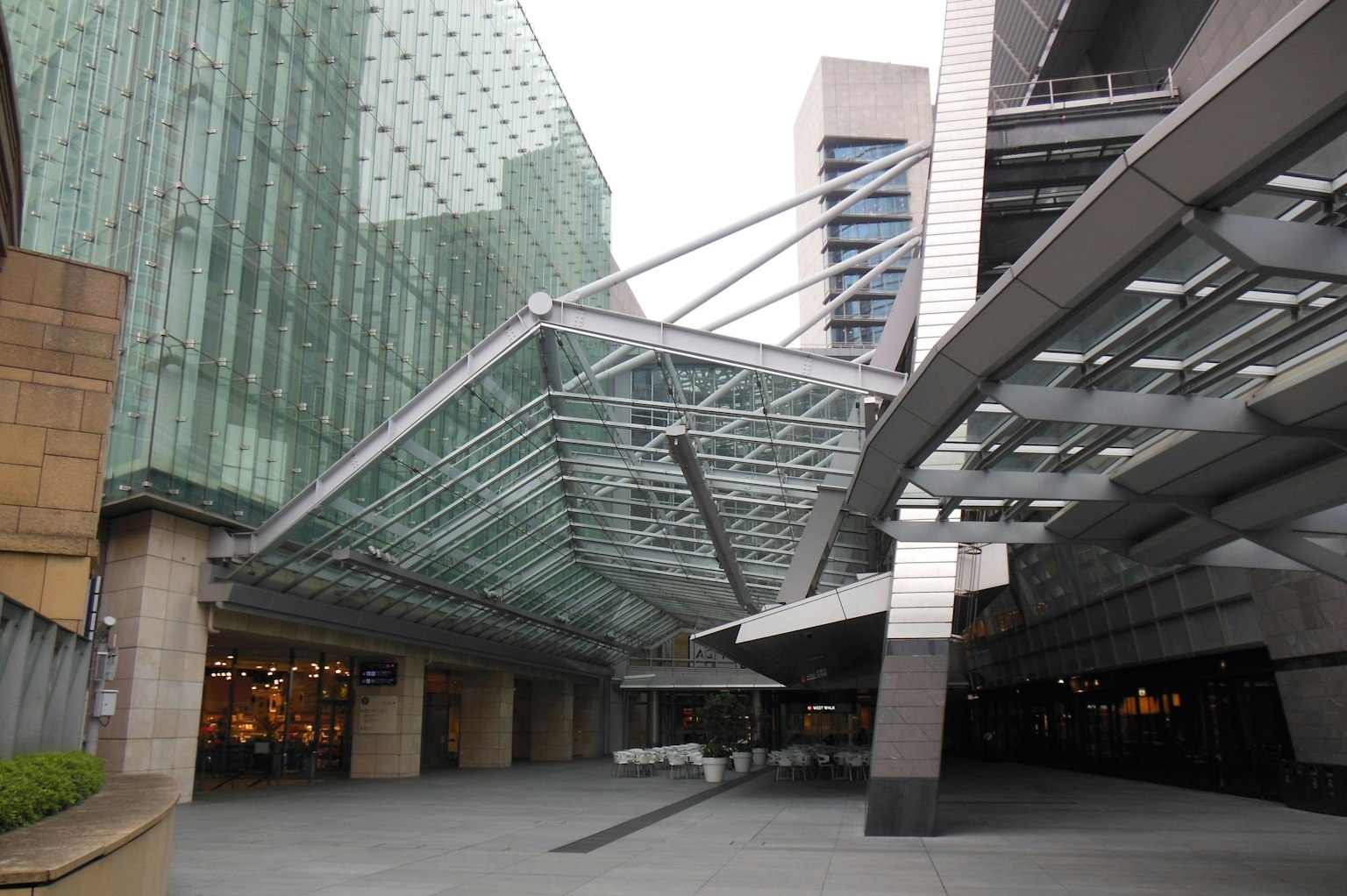 现代建筑设计与玻璃立面在商业建筑入口