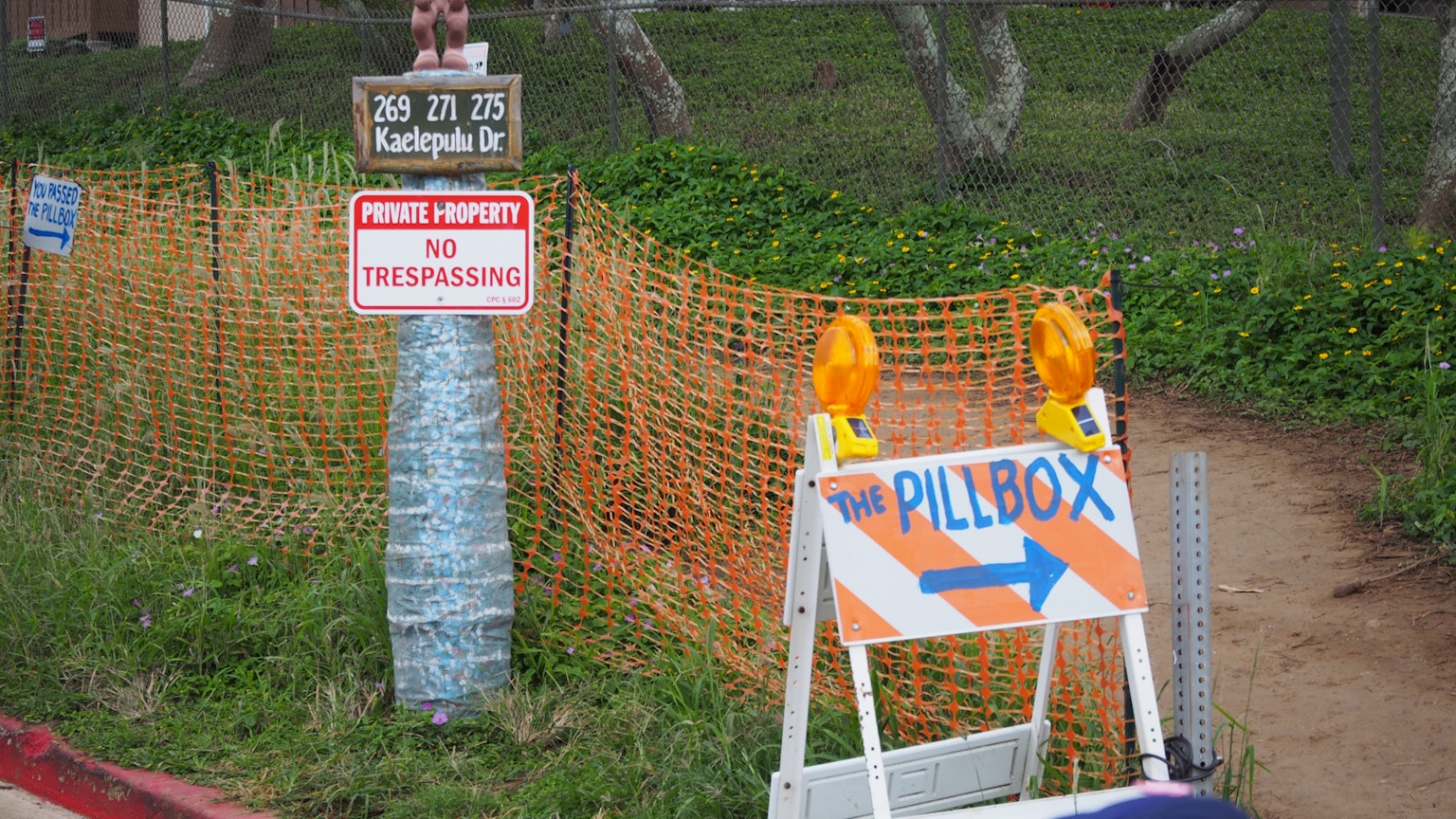 Site de construction avec panneaux d'avertissement et clôture de sécurité orange