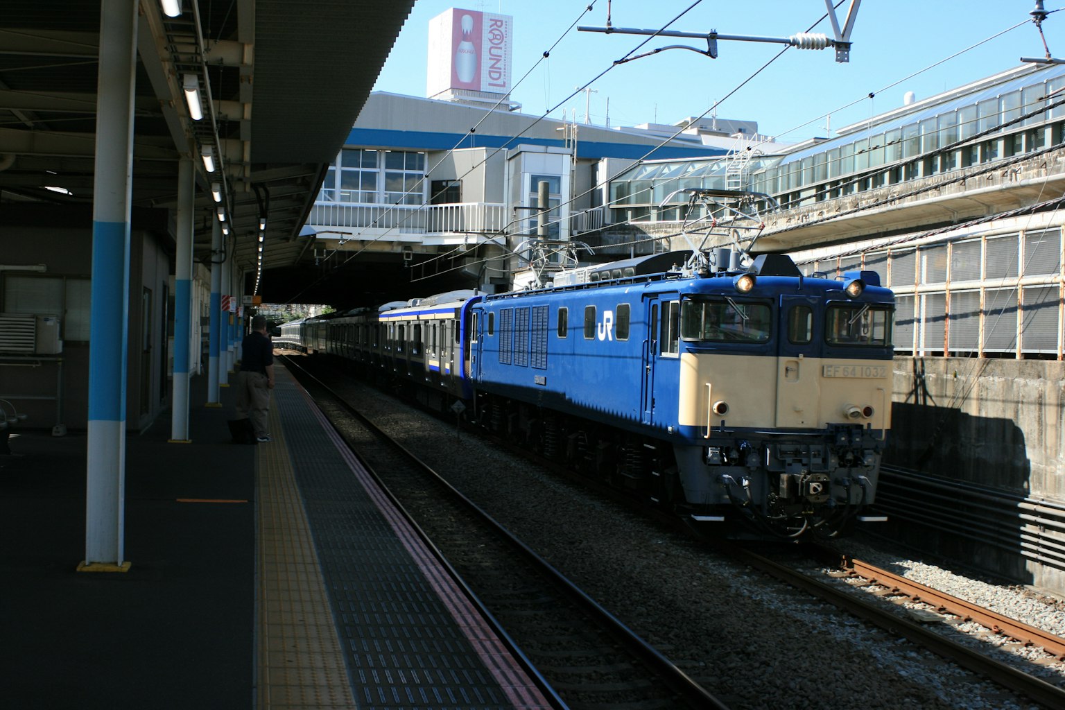藍色火車停在火車站