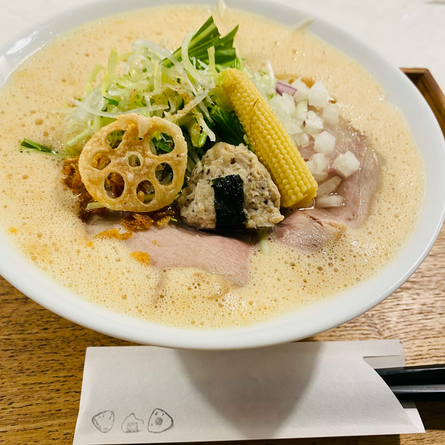 Sup ramen krim dengan sayuran segar dan berbagai bahan