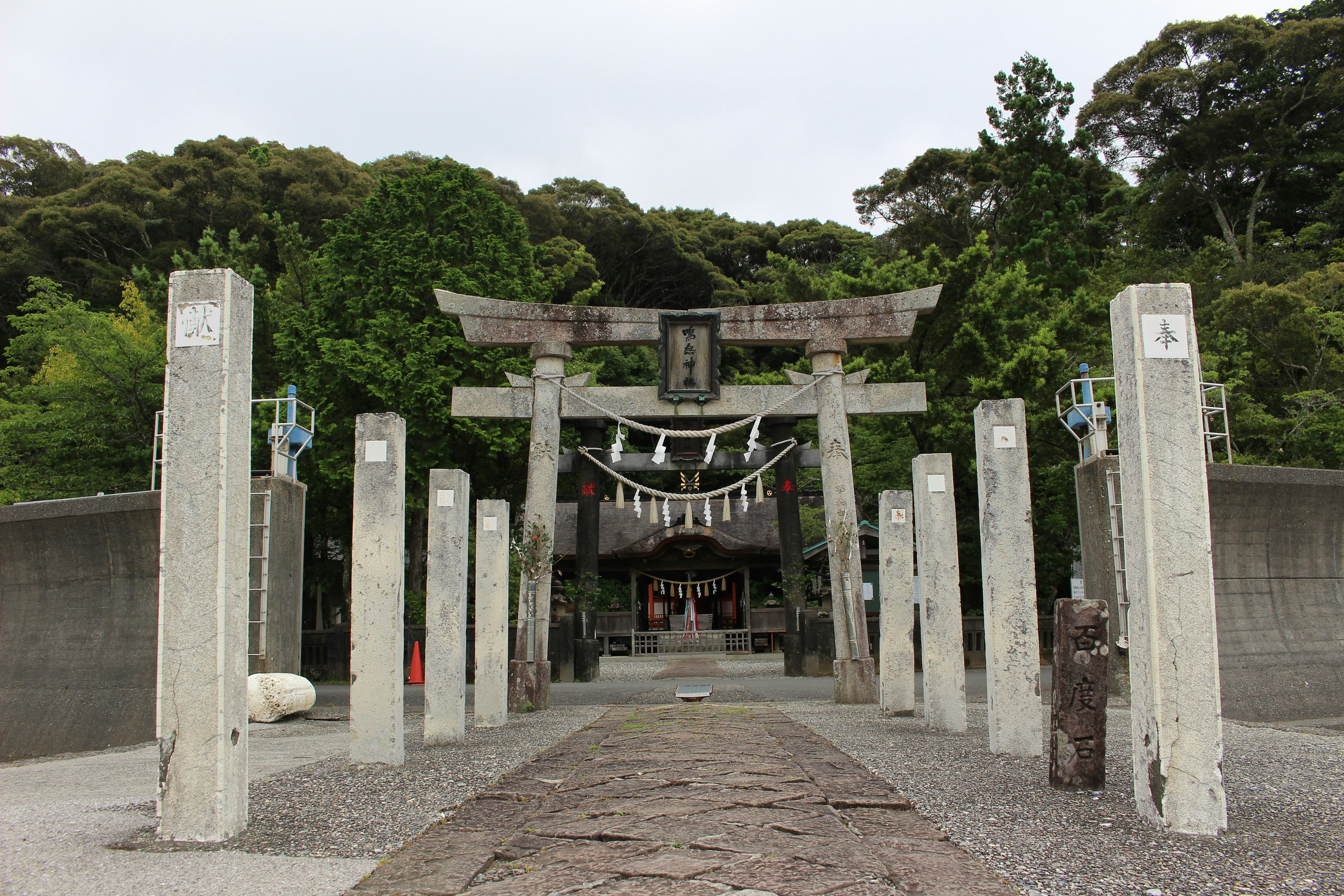 石製鳥居與通往神社的參道