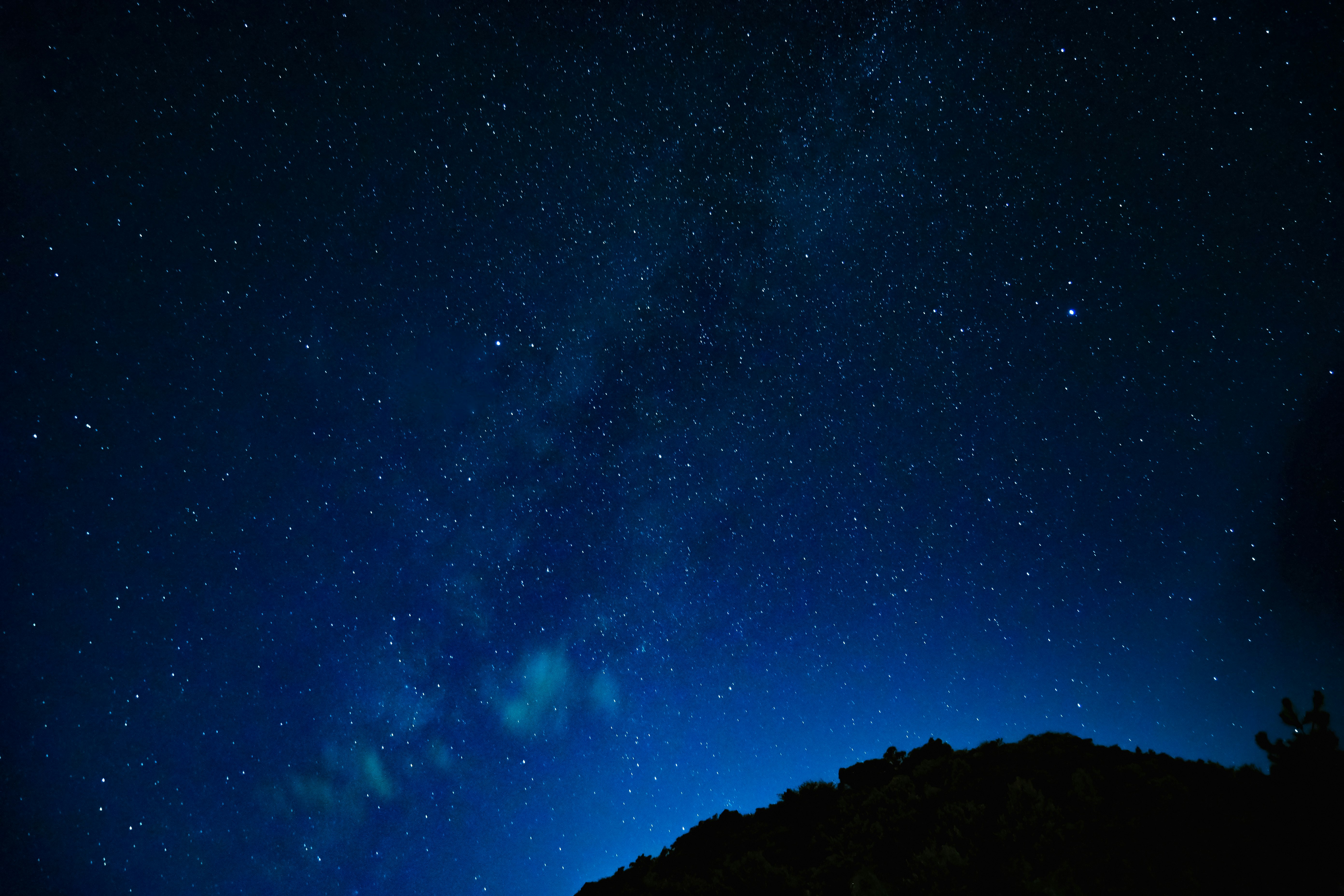 夜空に広がる星と天の川のような光