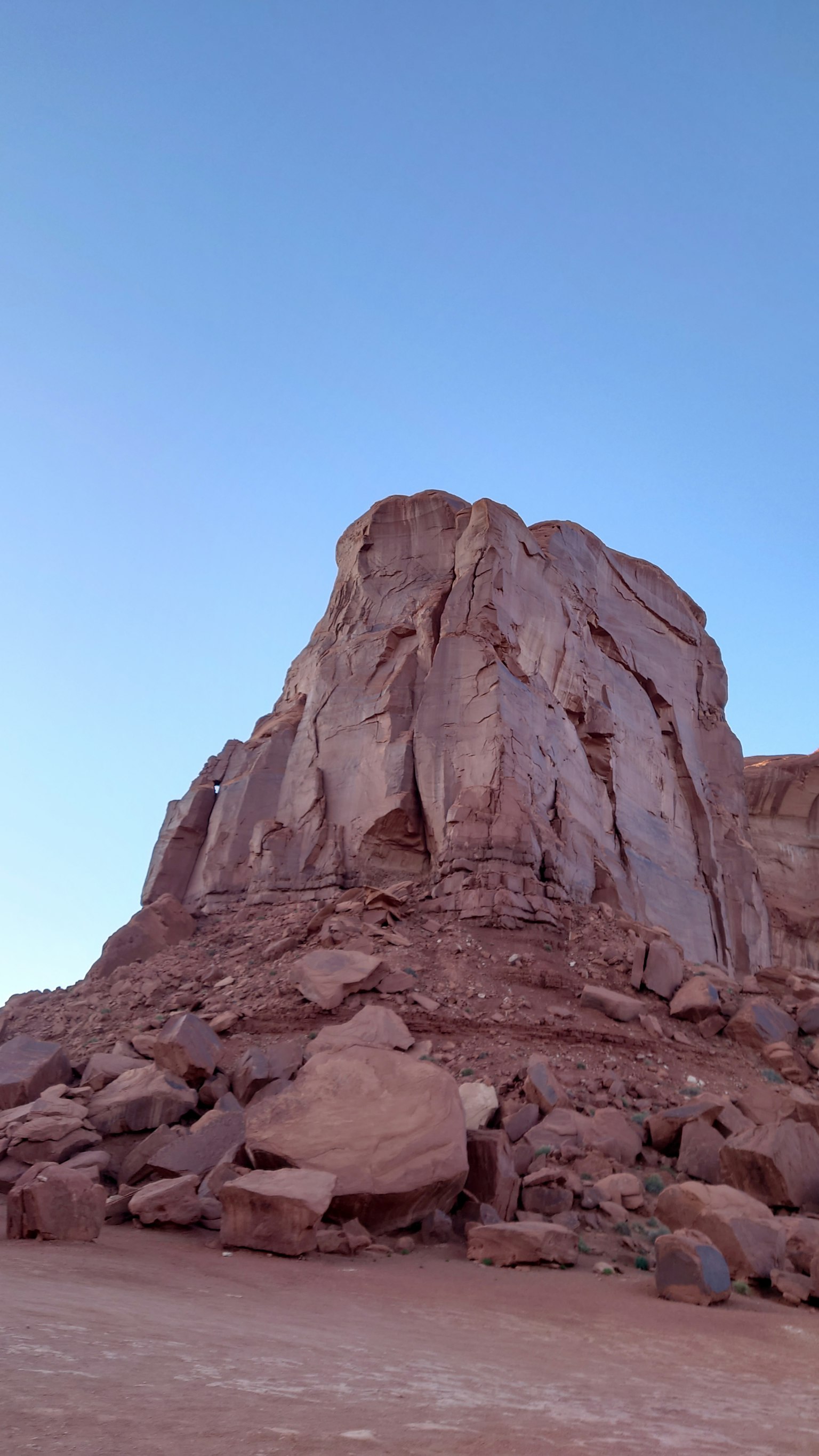 Une formation rocheuse imposante sous un ciel bleu clair