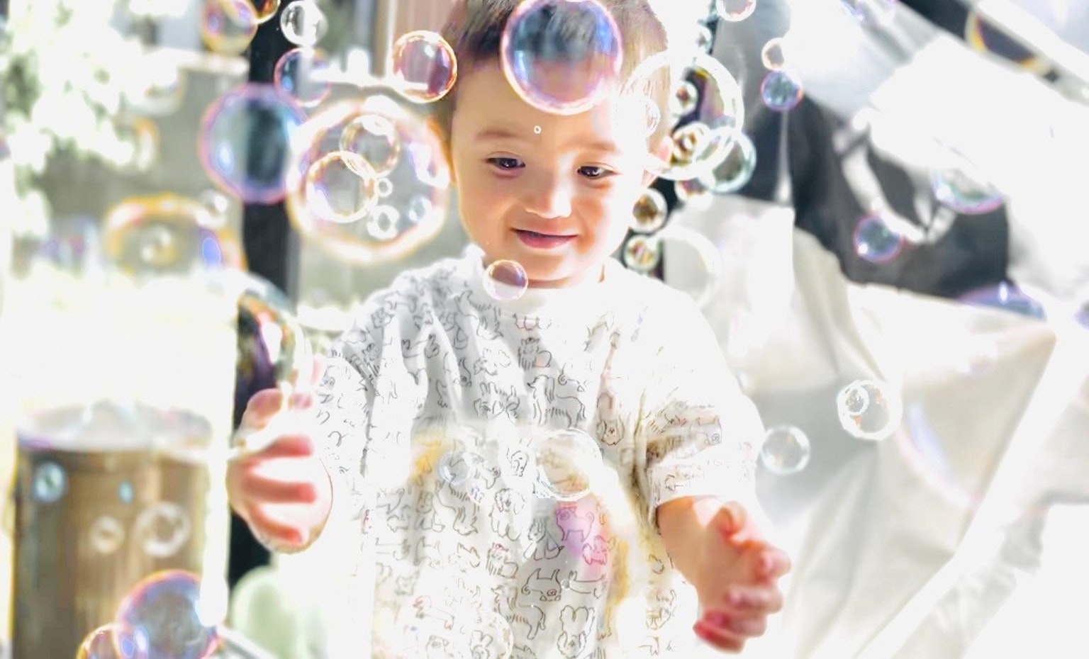 一个婴儿在明亮的环境中玩泡泡