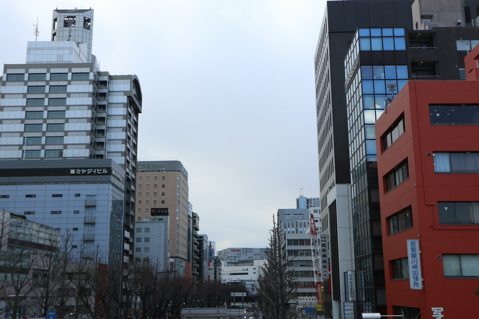 Paysage urbain avec des bâtiments modernes et un ciel nuageux