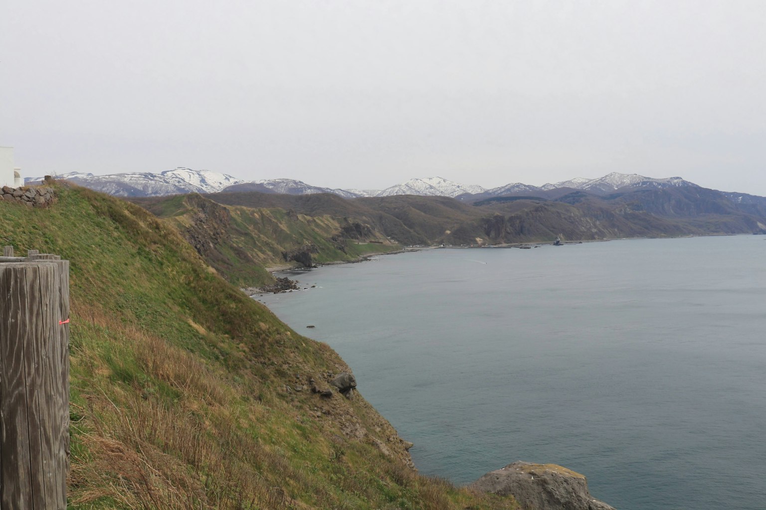 海岸風光，雪山與寧靜水面