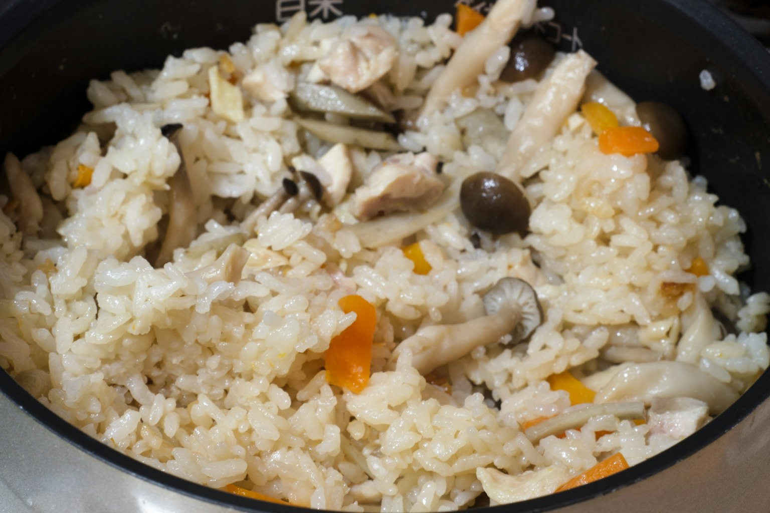 Risotto crémeux avec du poulet et des champignons dans une casserole