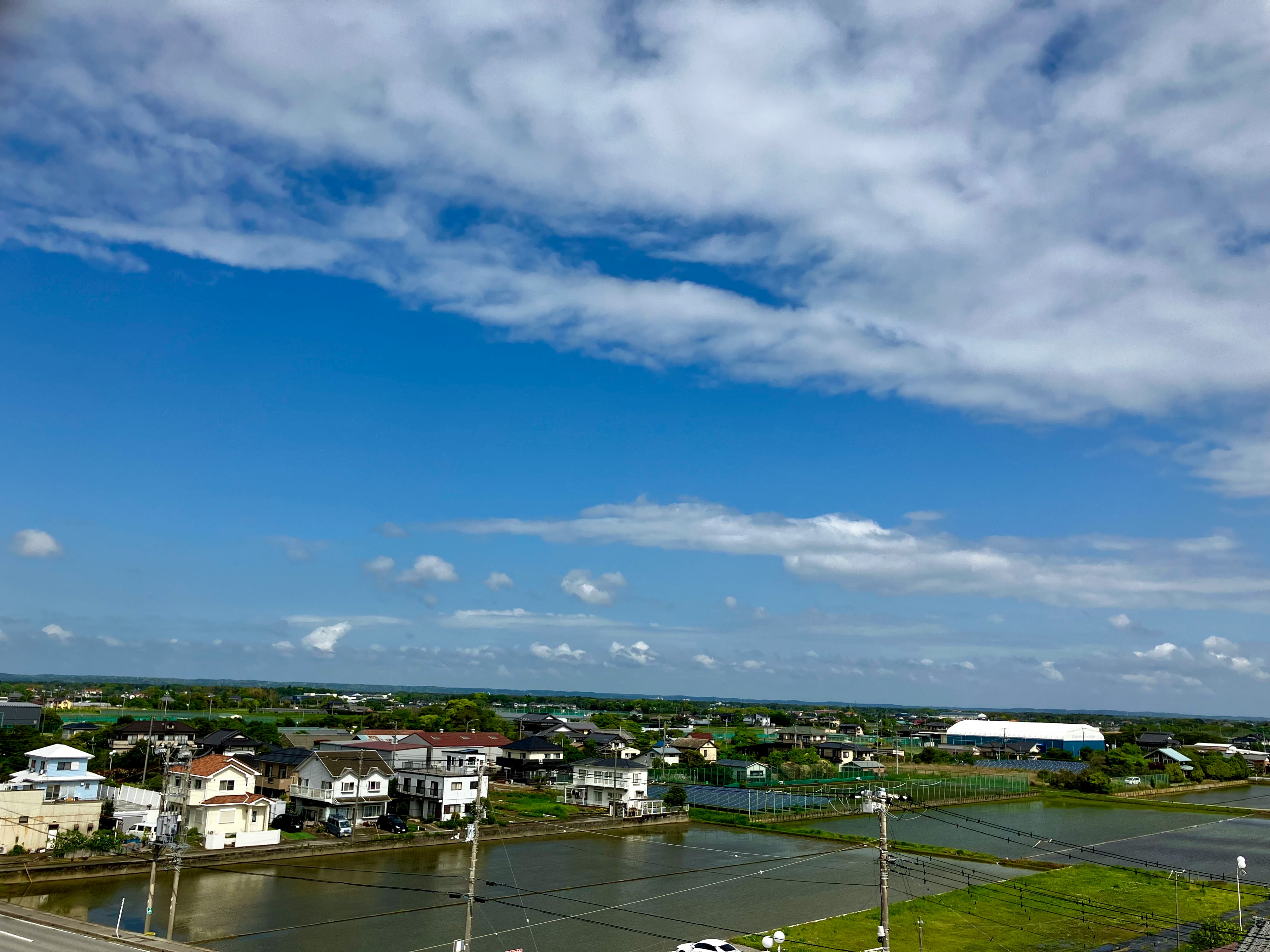 河畔住宅區與開闊藍天的風景