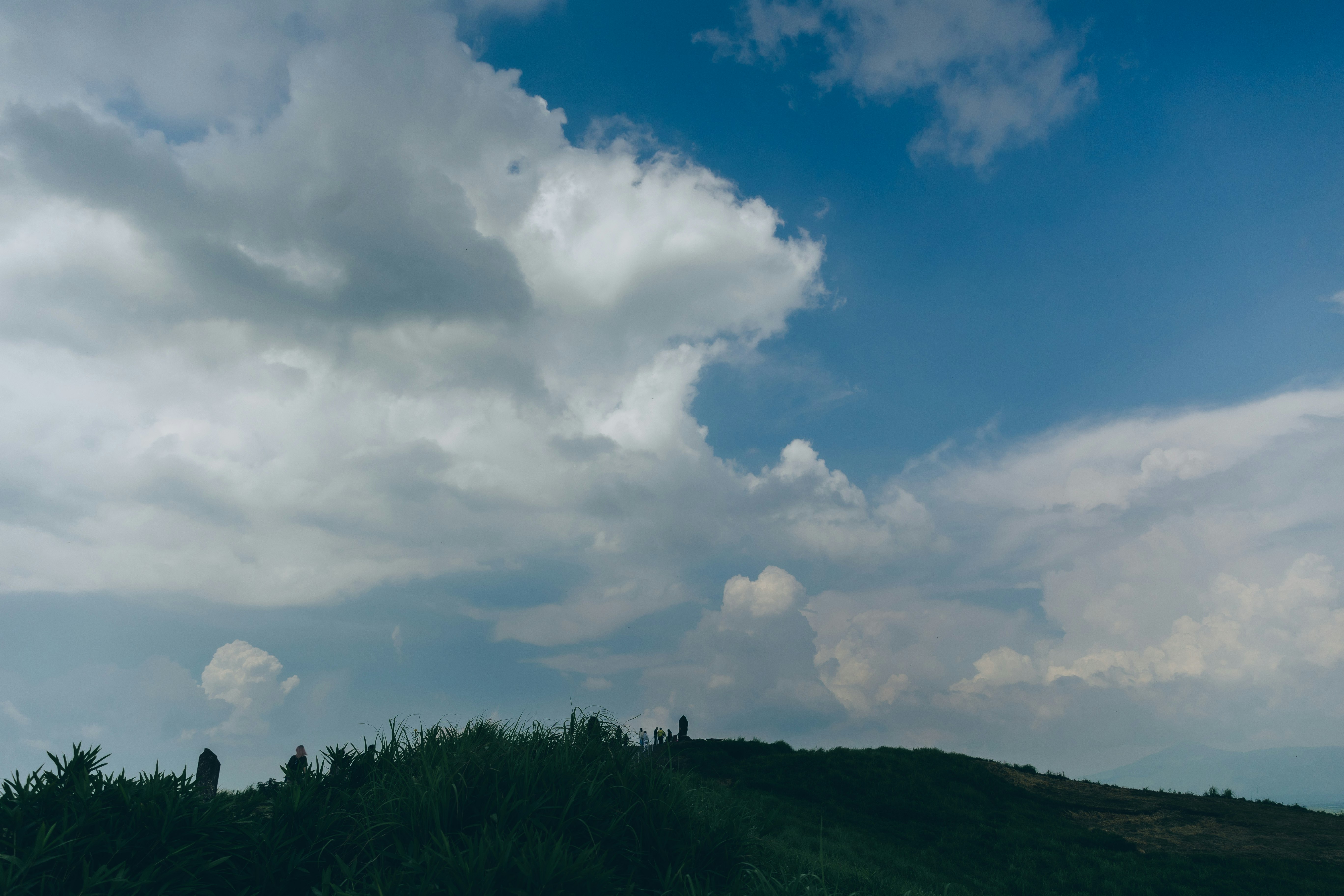 藍天與白雲的風景中有一小丘