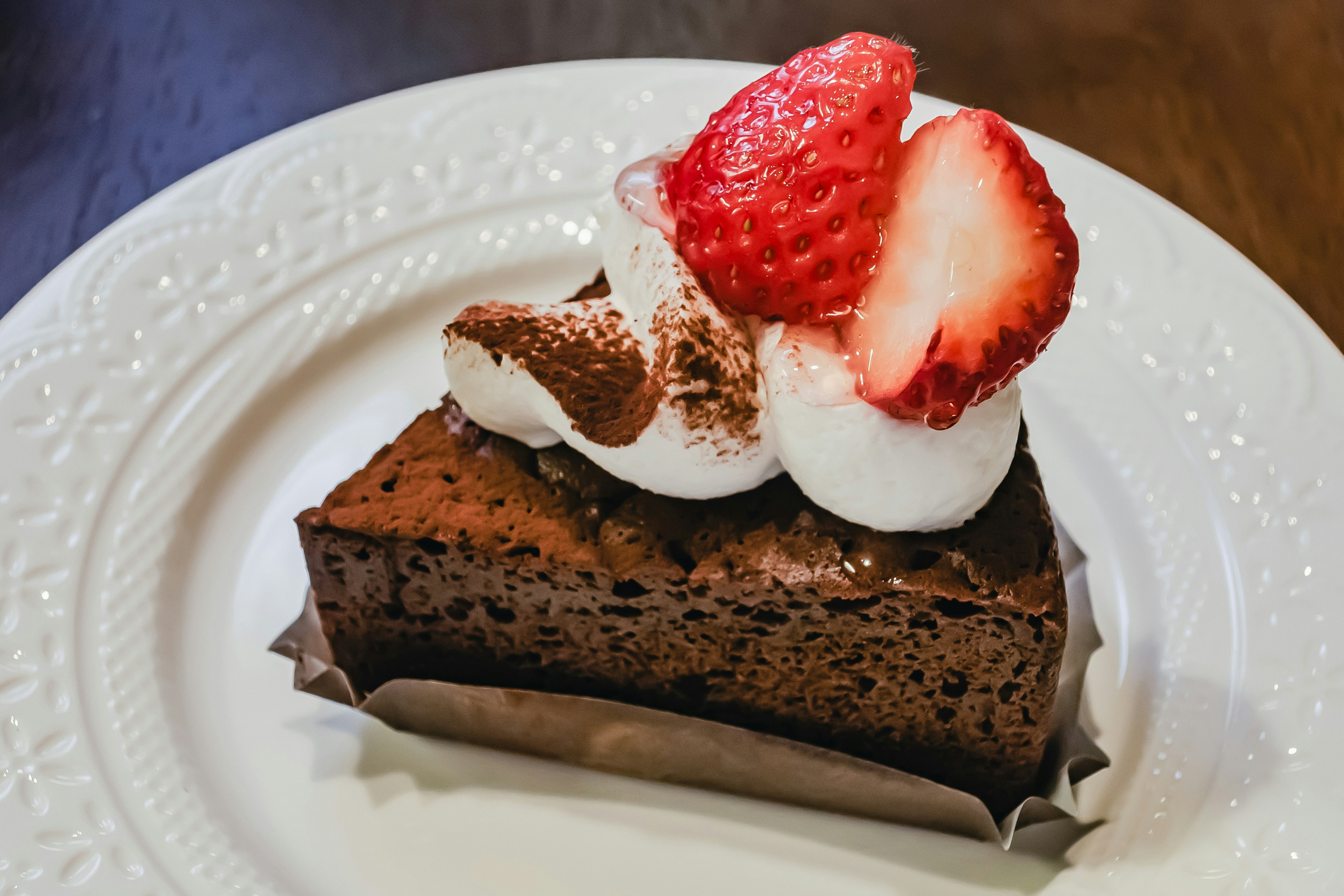 苺とココア生地のショートケーキ