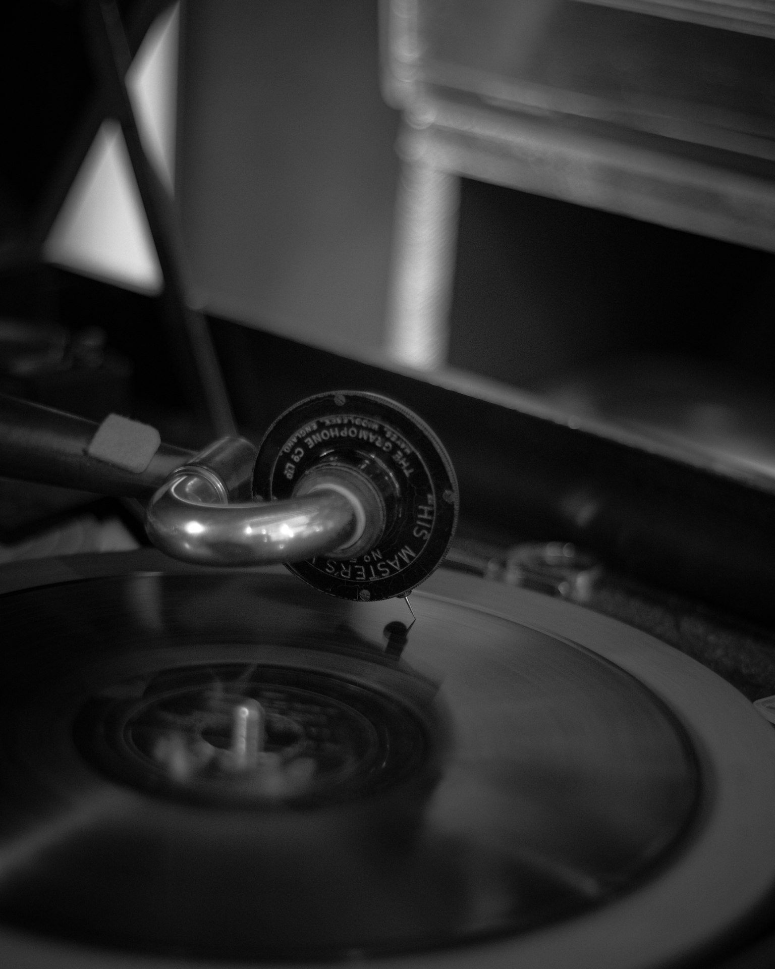 レコードプレーヤーの針とディスクのクローズアップモノクロ画像