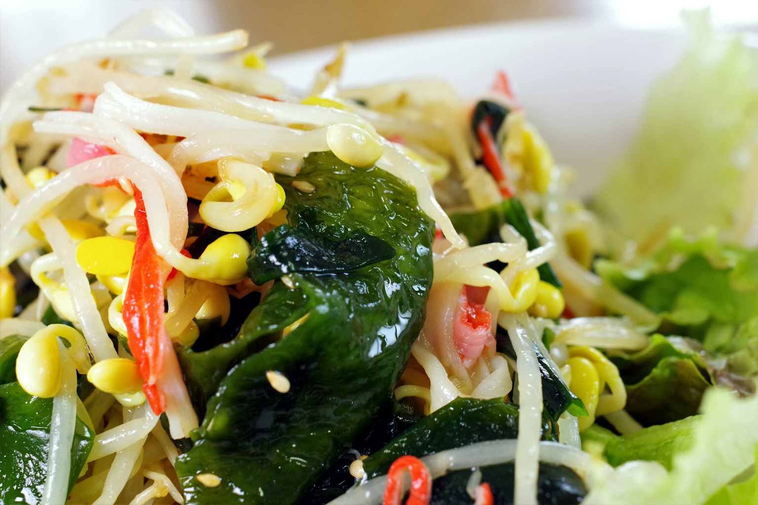 Salad nhiều màu sắc với rau và rong biển có giá đỗ tươi và ớt