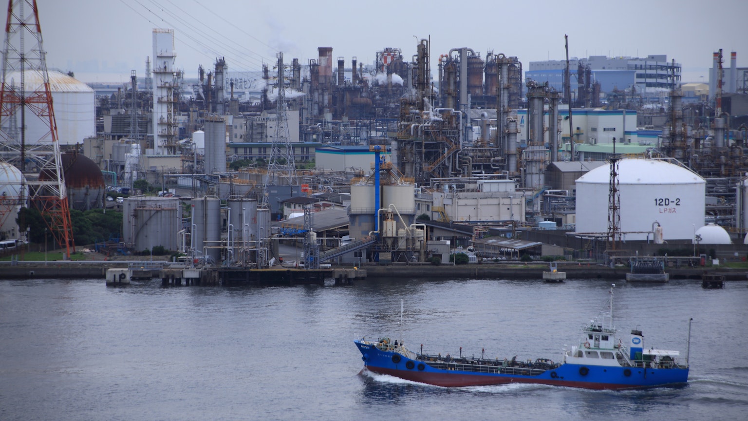 Zone industrielle avec un bateau sur l'eau