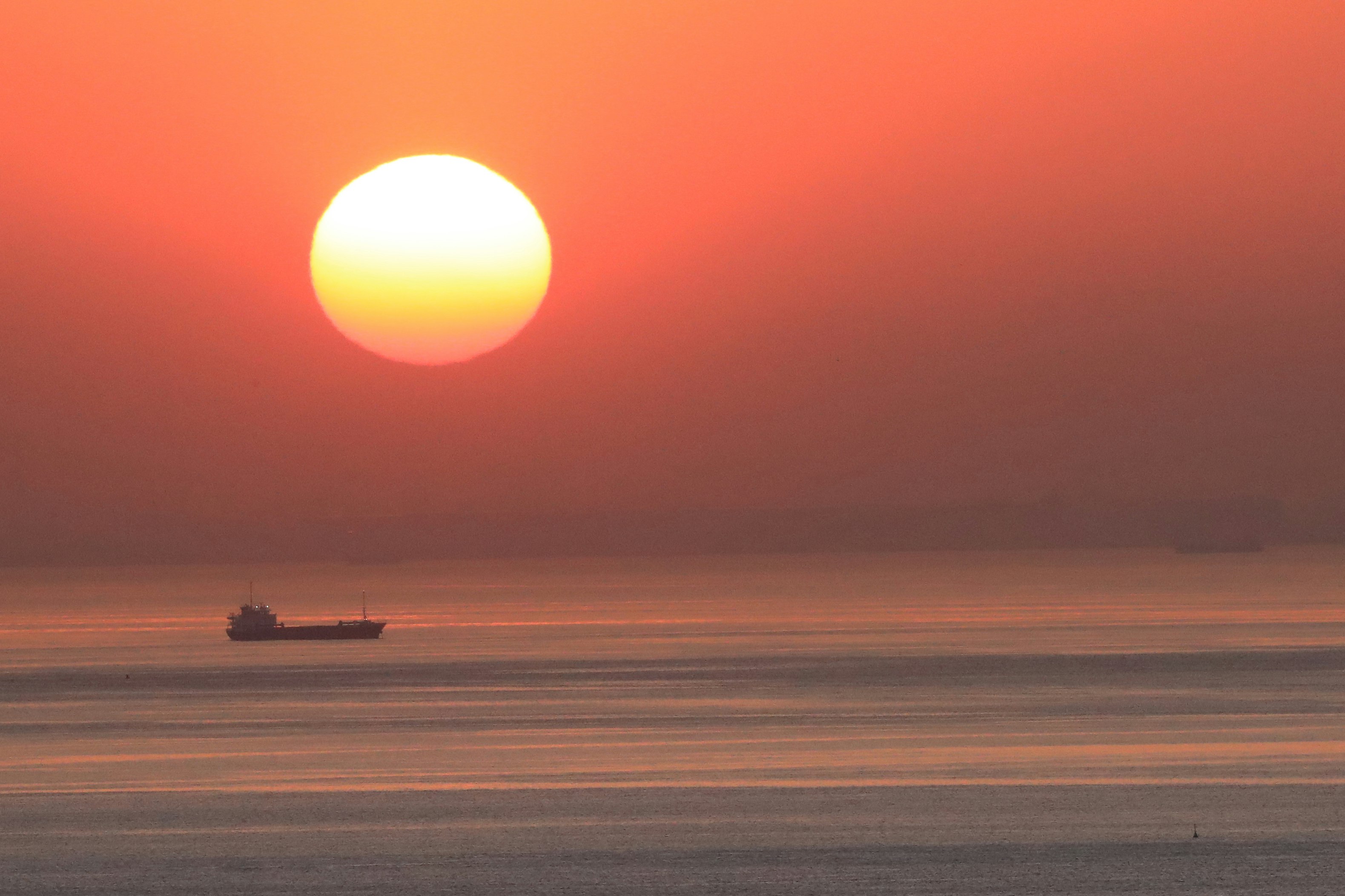 東京灣日落時分的船與海面