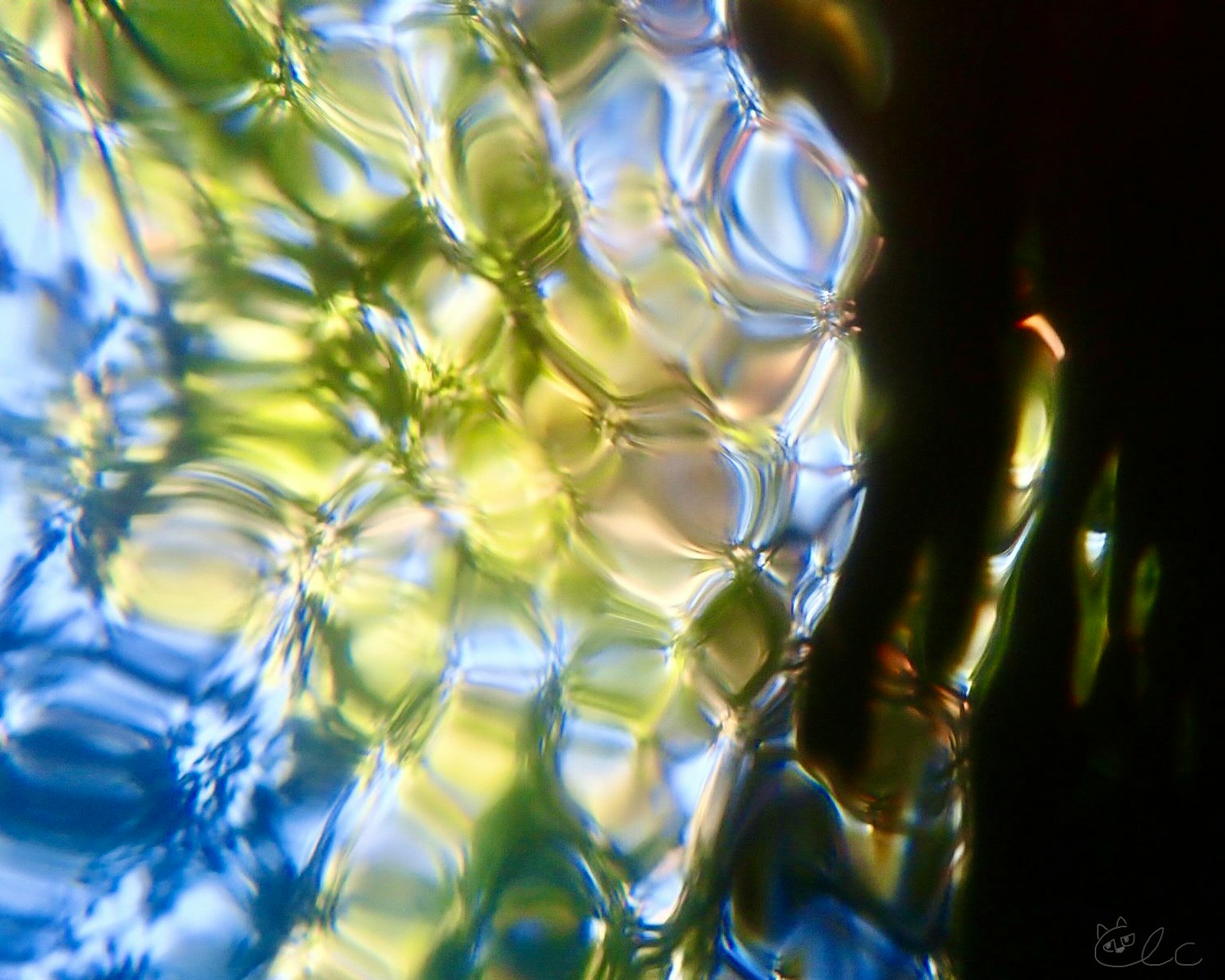 Imagen abstracta que muestra reflejos y refracción de luz en la superficie del agua
