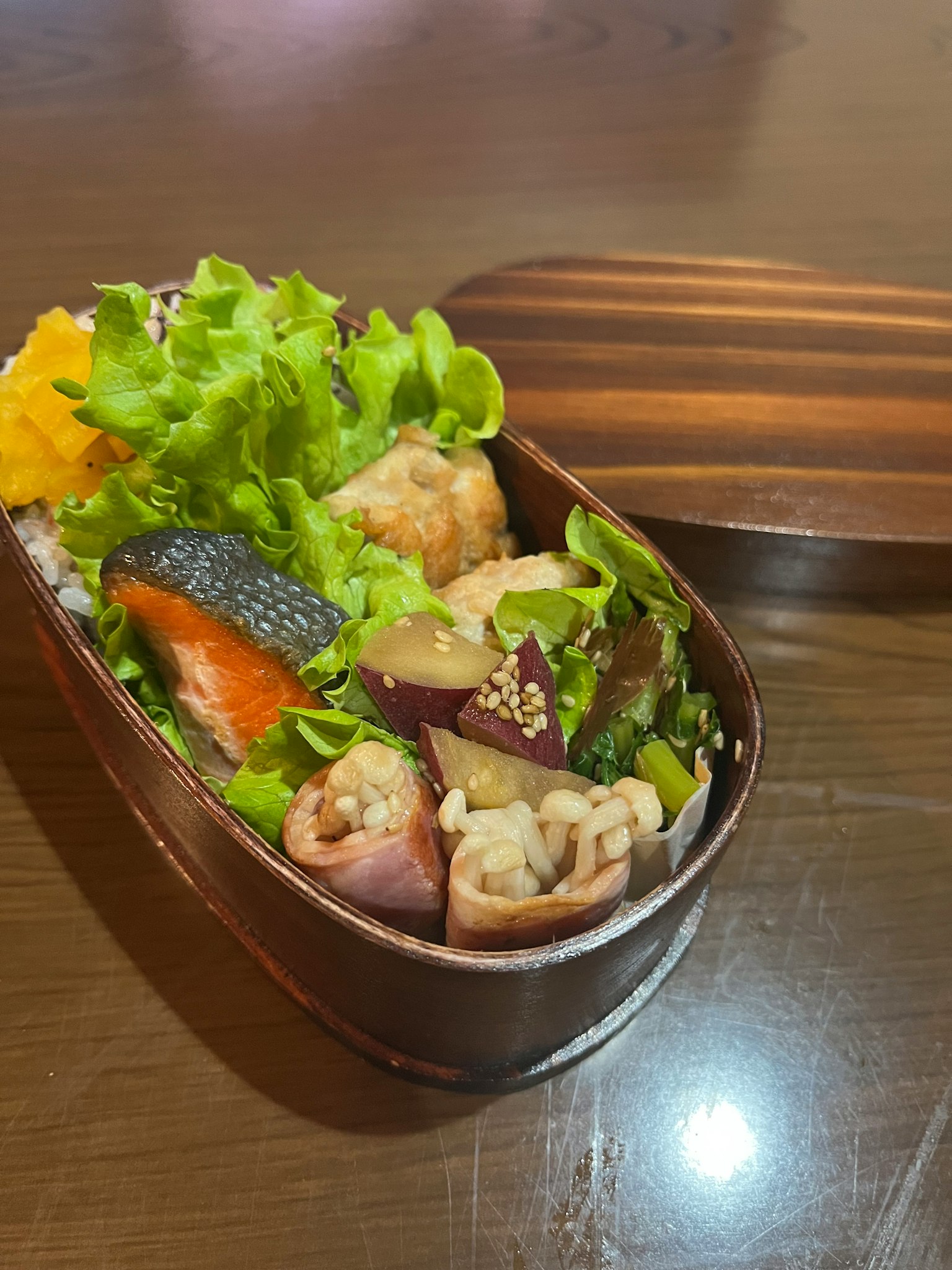 美しいお弁当箱に盛り付けられた新鮮な食材と色とりどりの料理