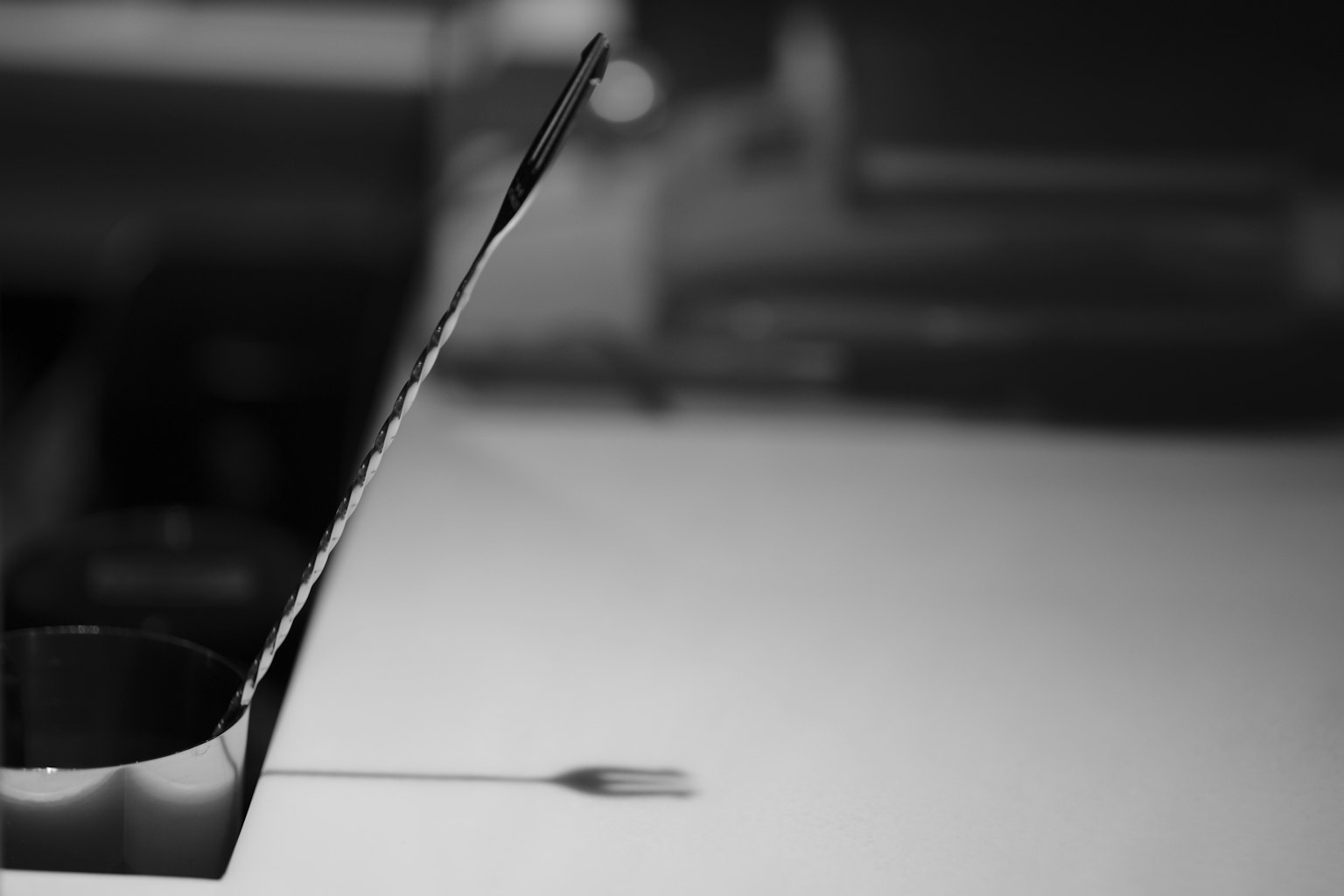 Primo piano dell'ago di una macchina da cucire e punto di contatto con il tessuto