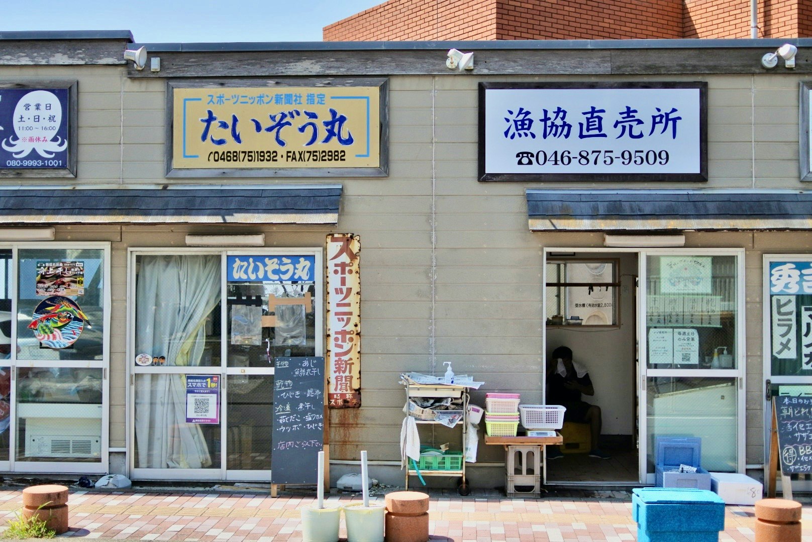 看板のある路地の小さな店舗外観