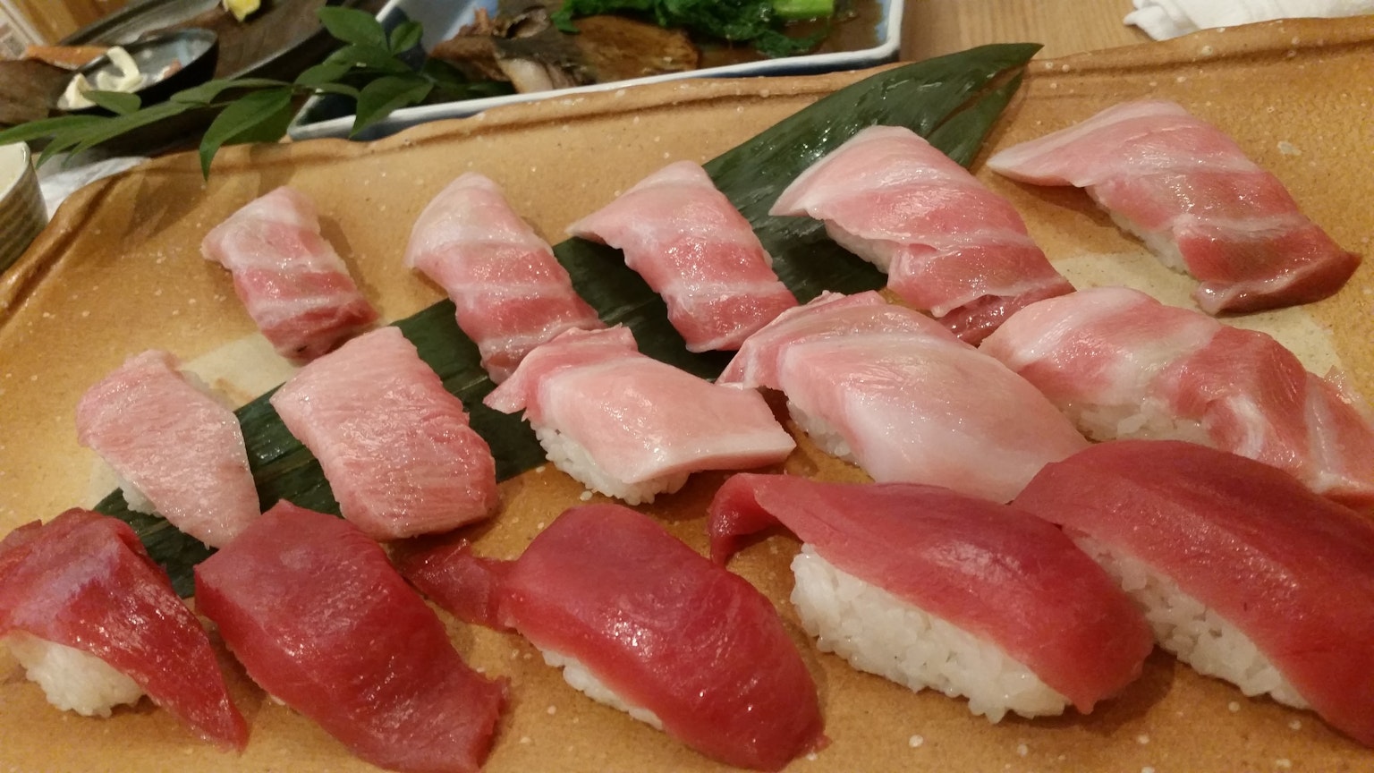 新鲜寿司拼盘 包括肥厚的金枪鱼和米饭