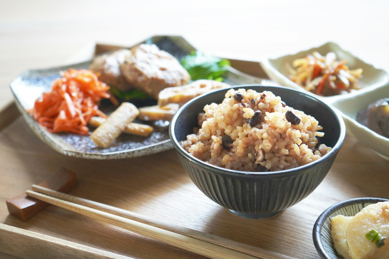 Eine schön angerichtete japanische Mahlzeit mit Reis und Beilagen
