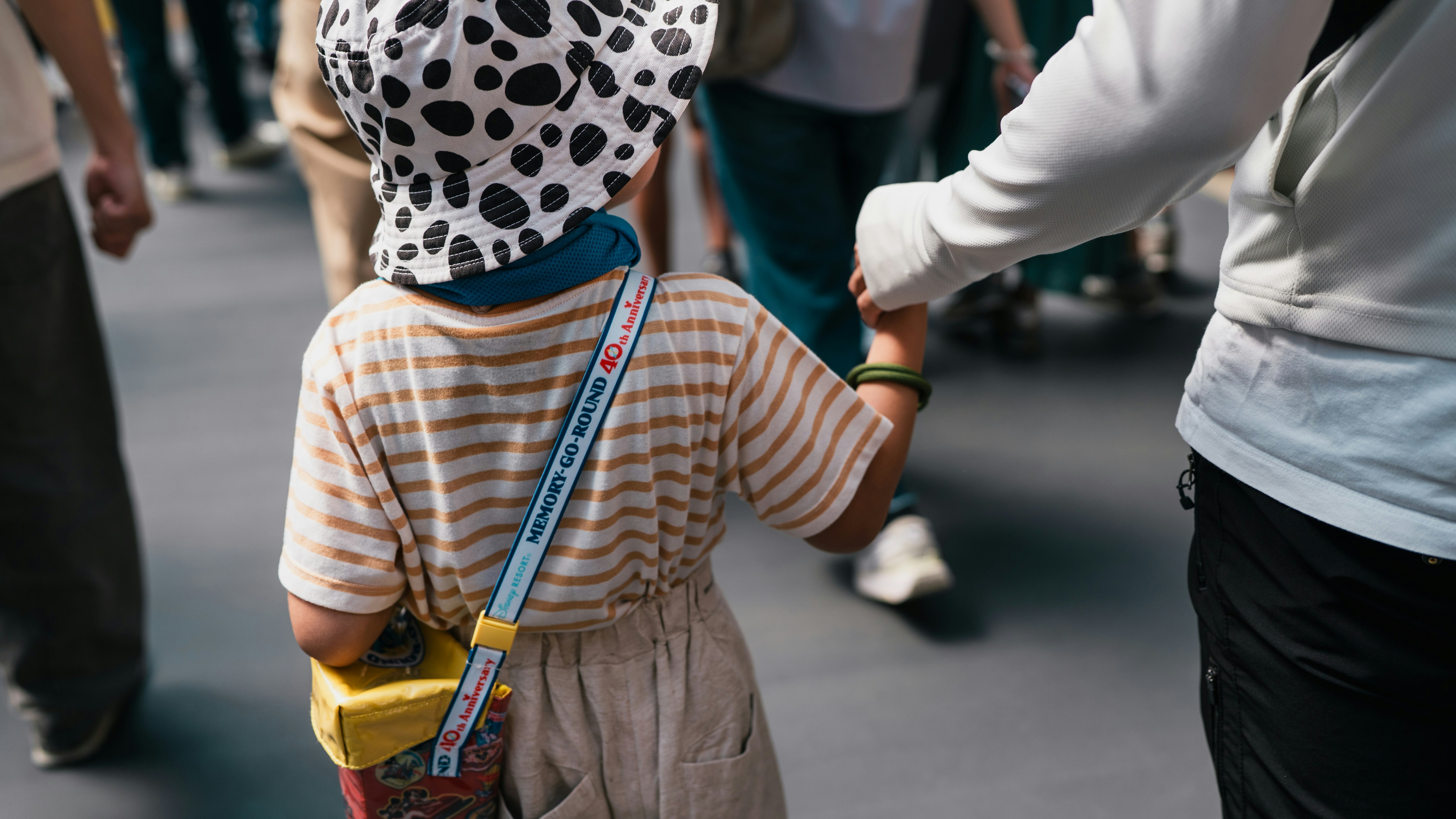 ディズニーの思い出の会場で歩く親子