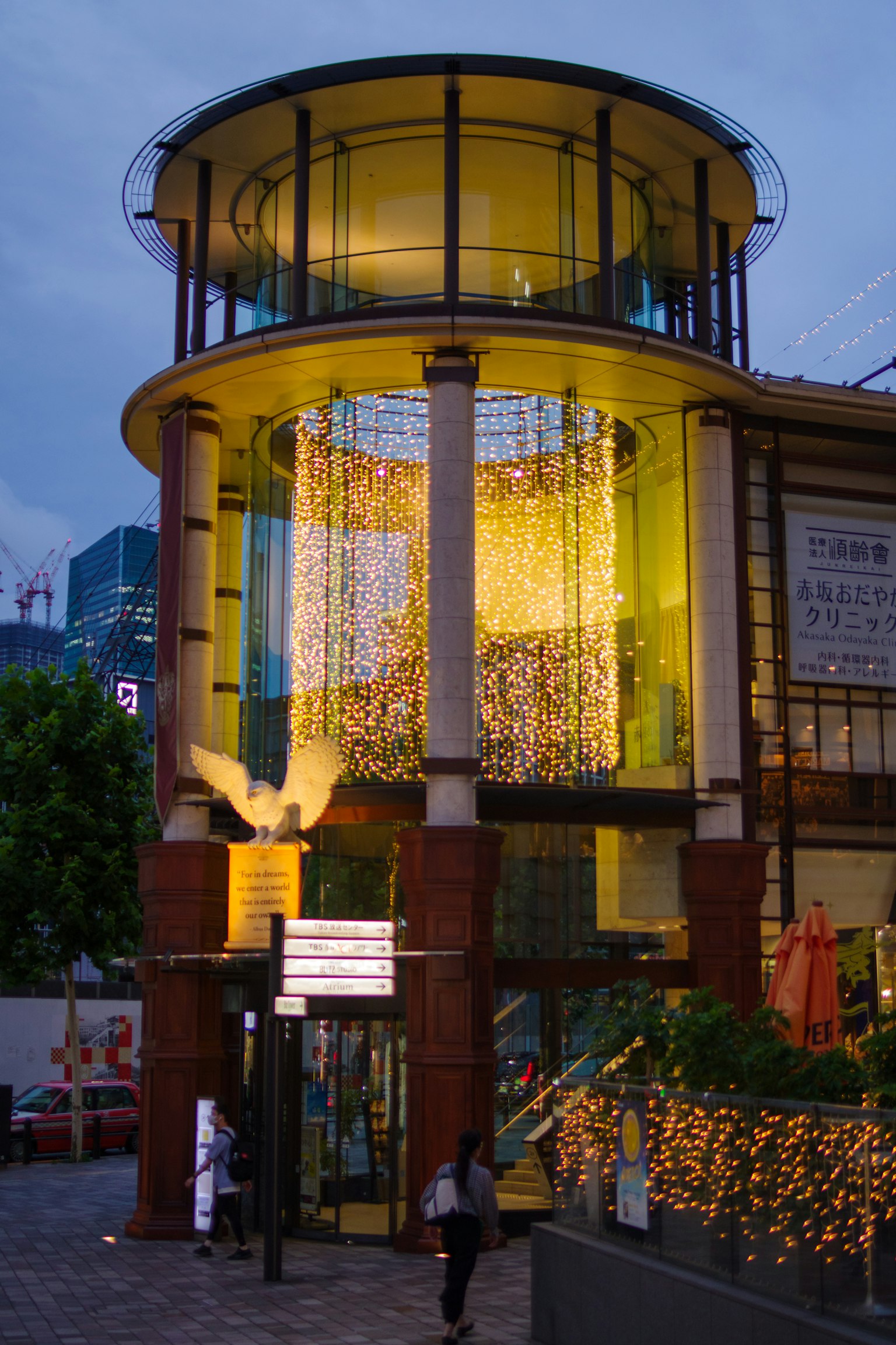 一個圓形建築，內部有明亮的照明和外面的裝飾燈