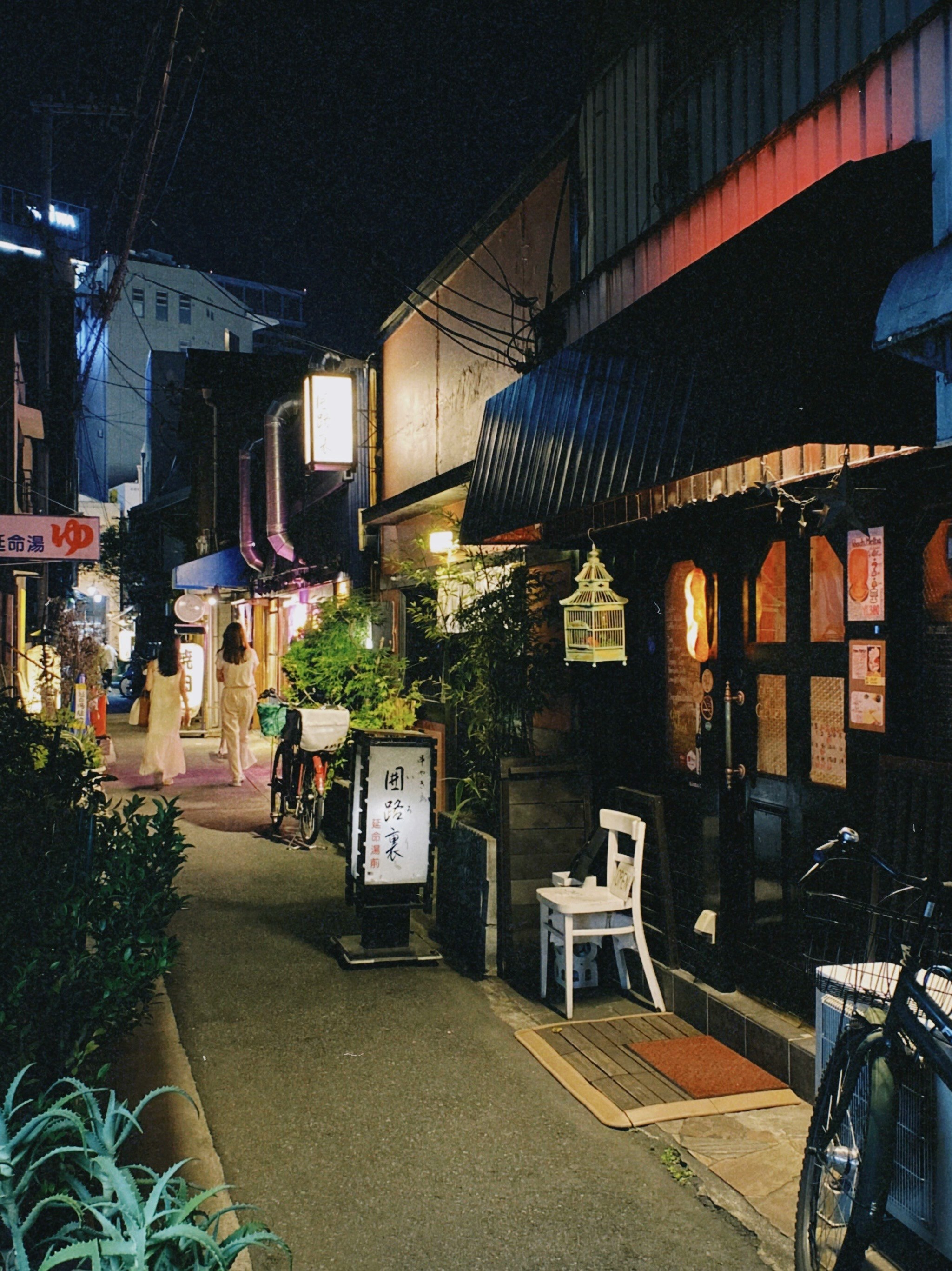 大阪狭窄小巷里的自行车与店铺招牌