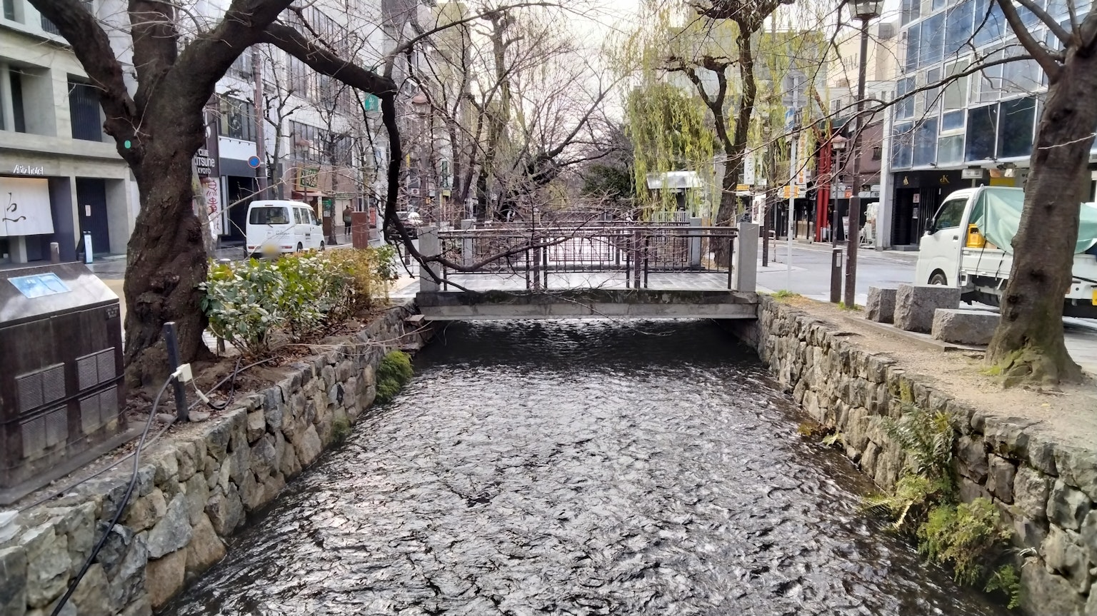 ทิวทัศน์ในเมืองที่มีแม่น้ำสงบและสะพานเล็ก