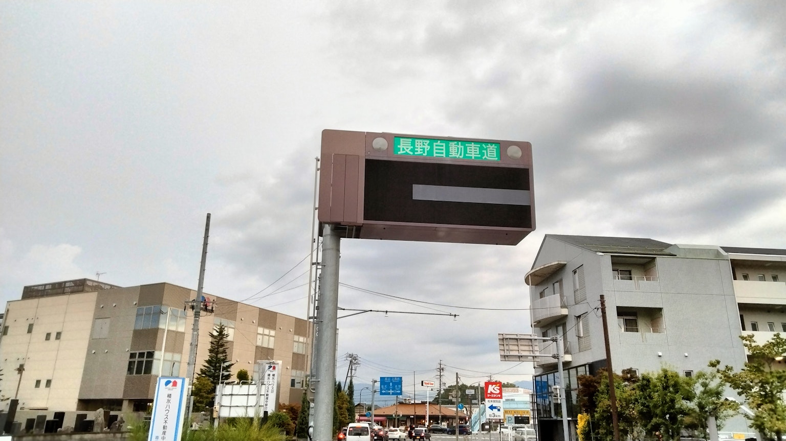 Cartel electrónico de carretera con cielo nublado