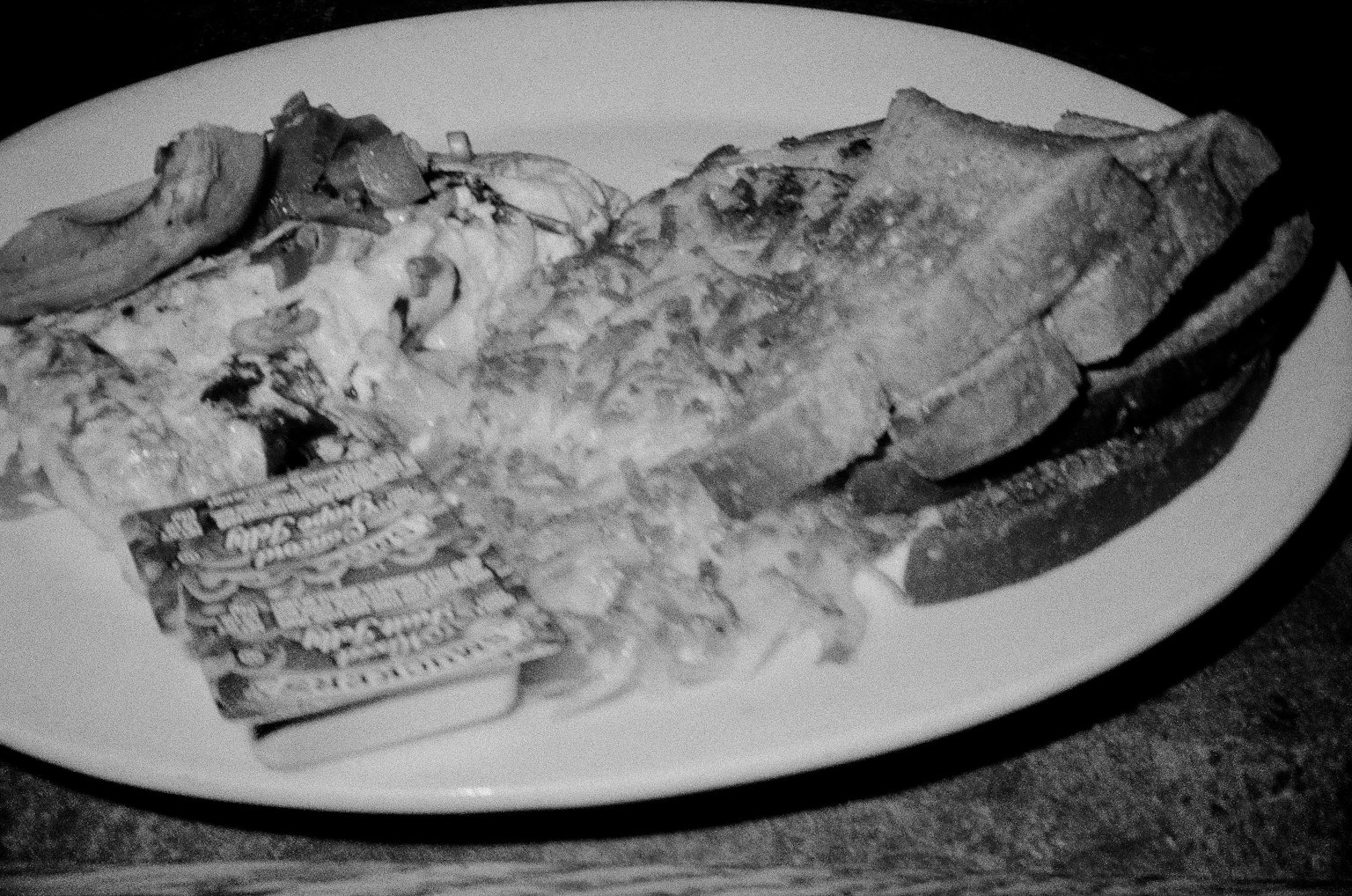 Schwarz-weißes Teller mit Toast und Eierspeise