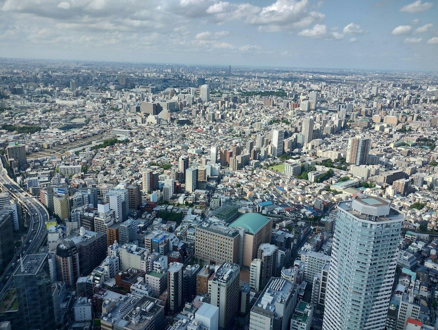 Vista aerea di Tokyo con grattacieli e paesaggio urbano