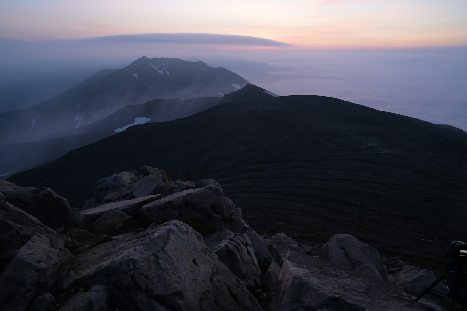 Vue du sommet de la montagne ciel sombre avec des montagnes brumeuses