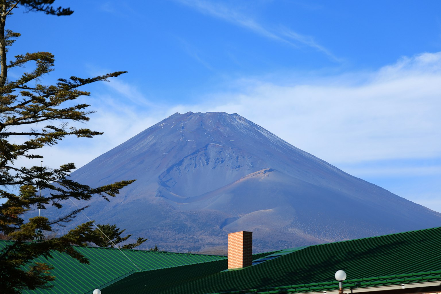 Pemandangan indah Gunung Fuji dengan langit biru cerah
