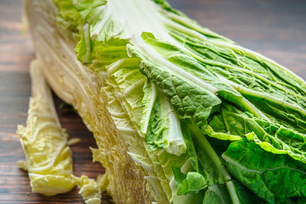 sawi putih (napa cabbage) iris di atas talenan