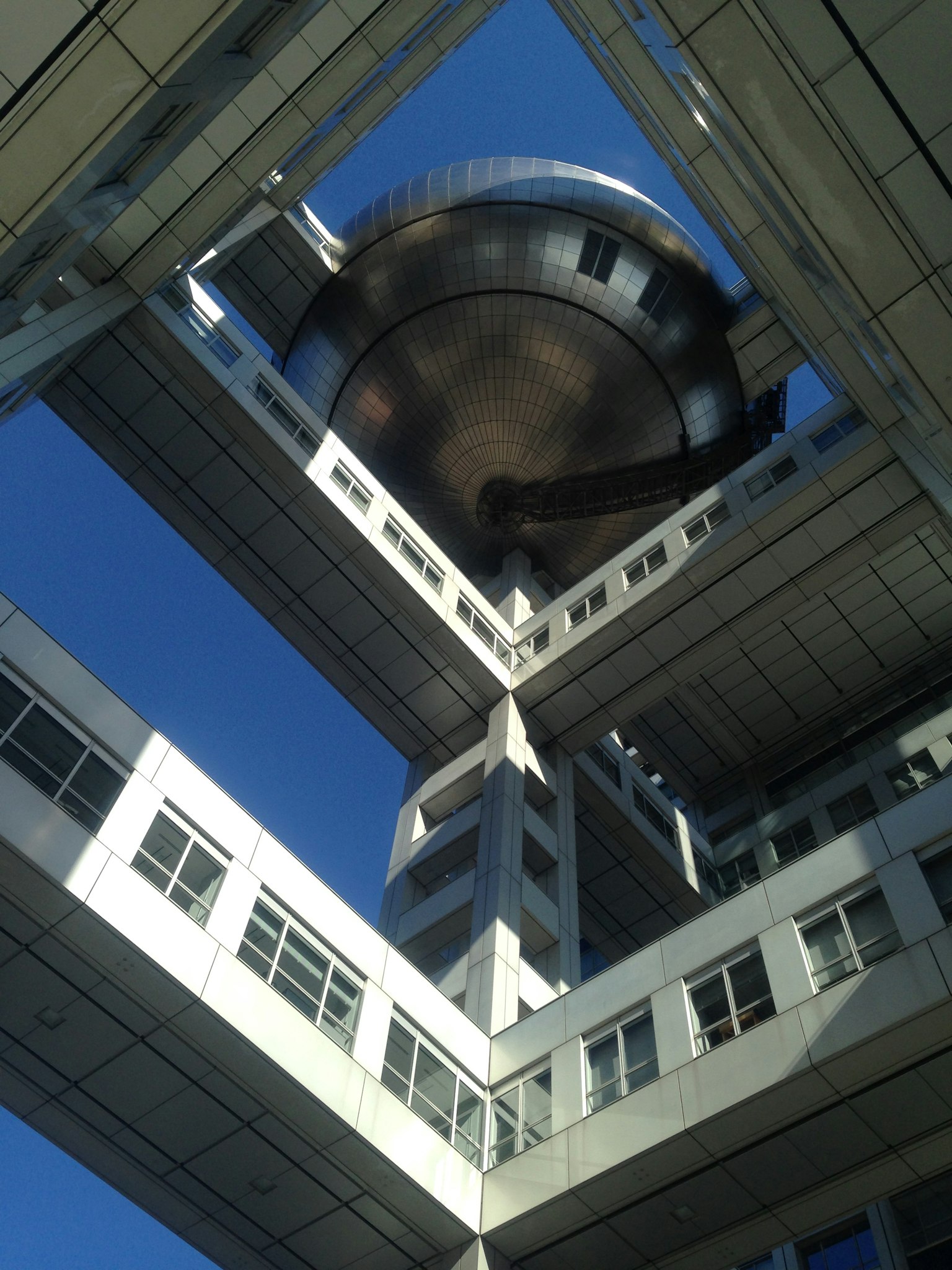 Blick von unten auf die Innenstruktur eines Gebäudes mit einer sphärischen Aussichtsplattform