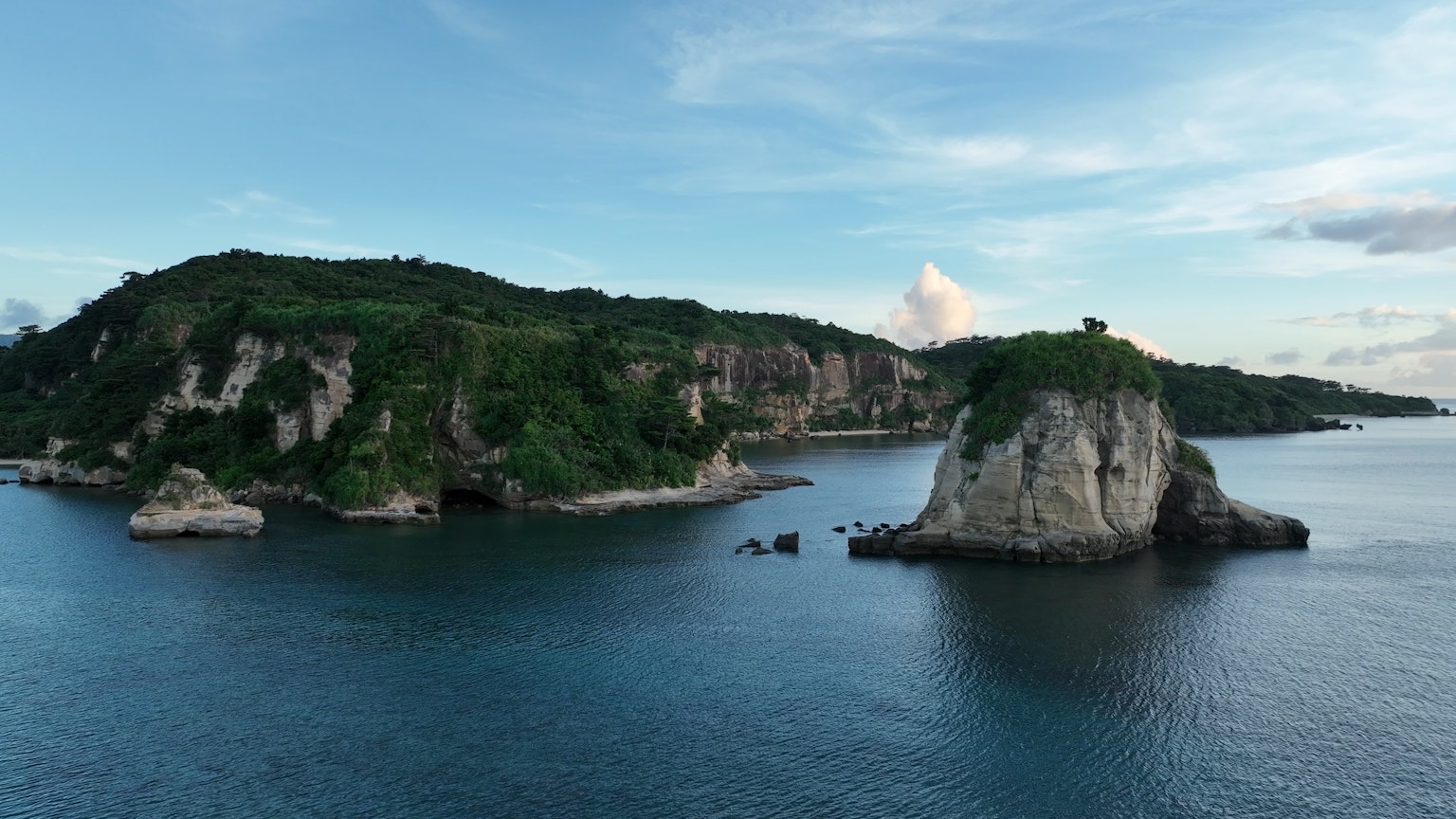 Pemandangan indah pulau hijau dikelilingi laut biru