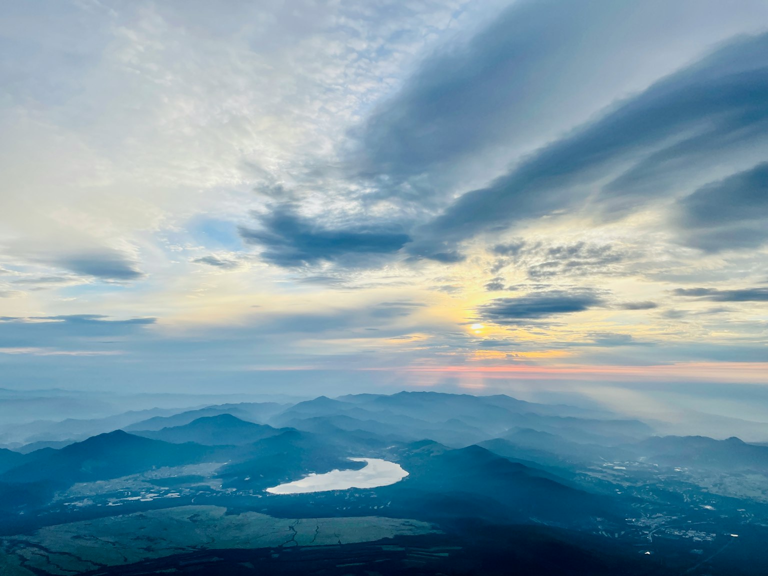 從山頂俯瞰的壯麗景色藍天與雲朵可見湖泊和山脈