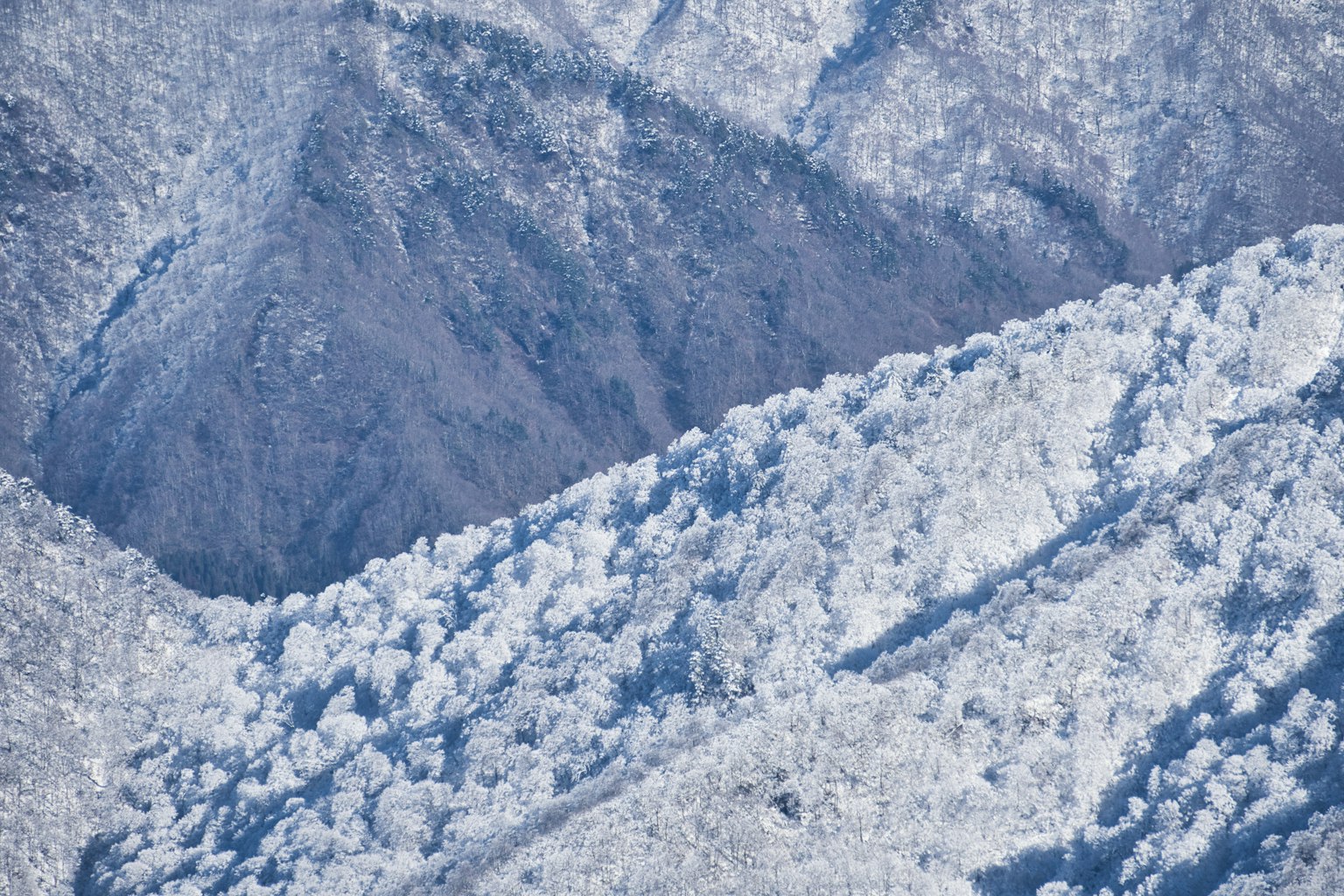 Image détaillée de montagnes enneigées
