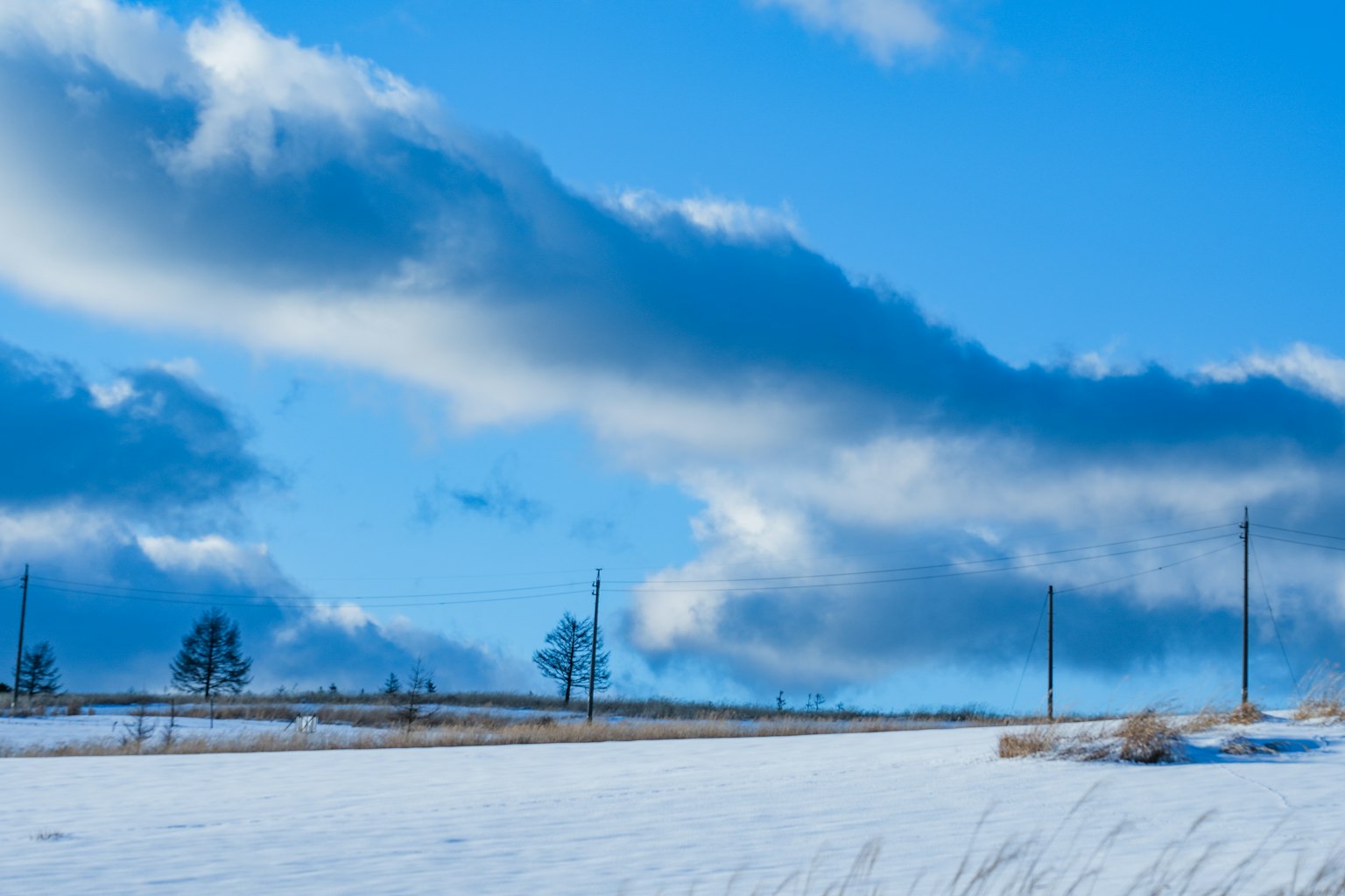 Paysage enneigé avec ciel bleu et nuages
