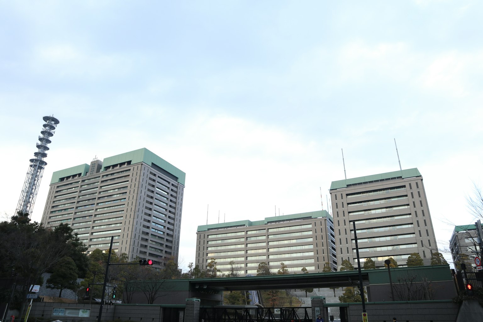 Skyline moderner Bürogebäude vor einem bewölkten Himmel