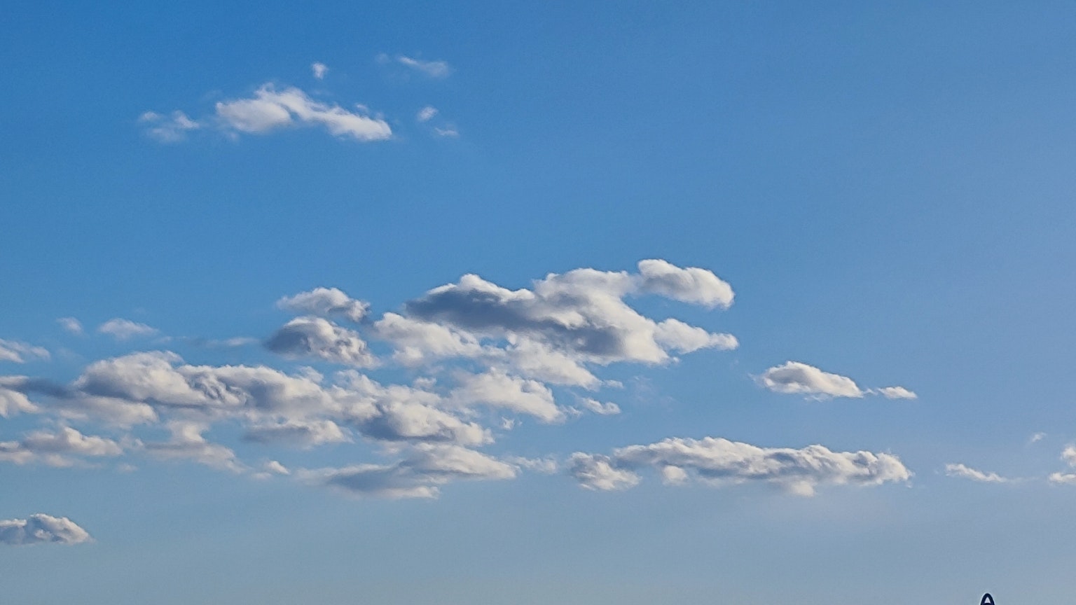 Un paysage de nuages blancs flottant dans un ciel bleu